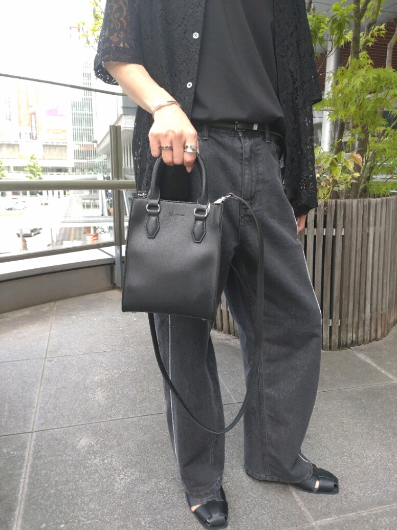 ブラック系のシャツ/ブラウス、グレー系のデニムパンツ、ブラック系のサンダルを着用したメンズの春コーディネートの2枚目の写真