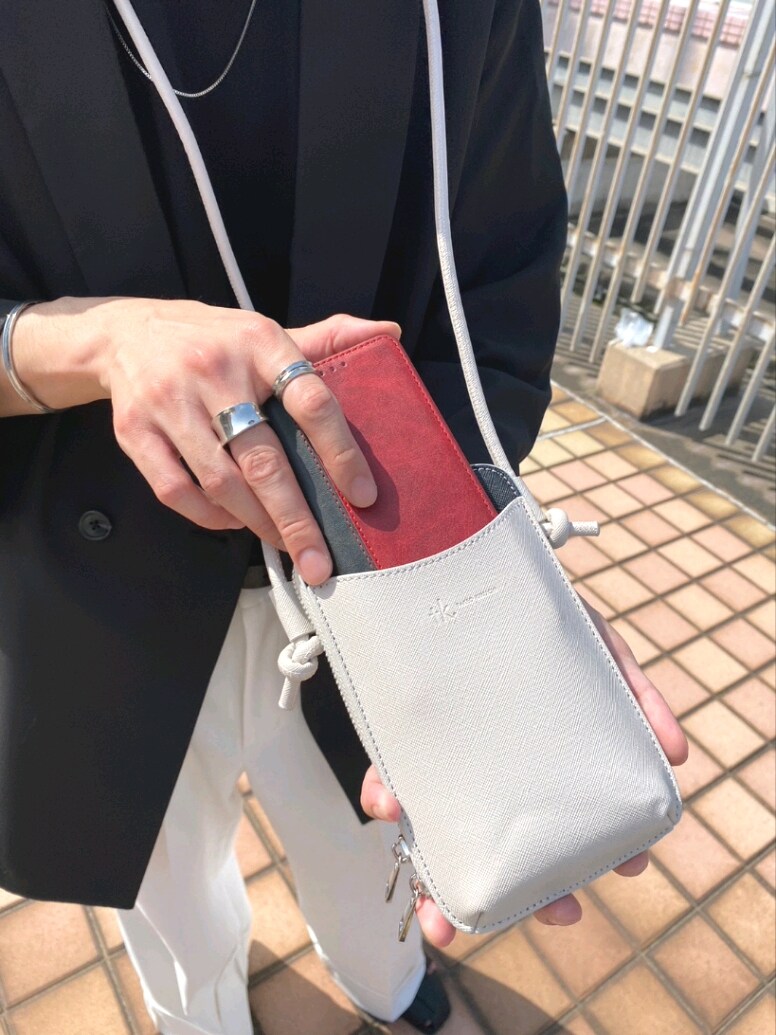 ブラック系のテーラードジャケット、ホワイト系のその他パンツ、ブラック系のサンダルを着用したメンズの春コーディネートの7枚目の写真