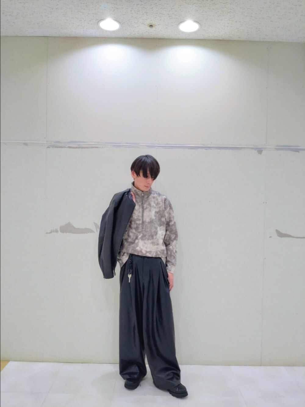 ホワイト系のTシャツ/カットソー、ブラック系のその他パンツ、ブラック系のドレスシューズを着用したメンズの秋コーディネートの5枚目の写真