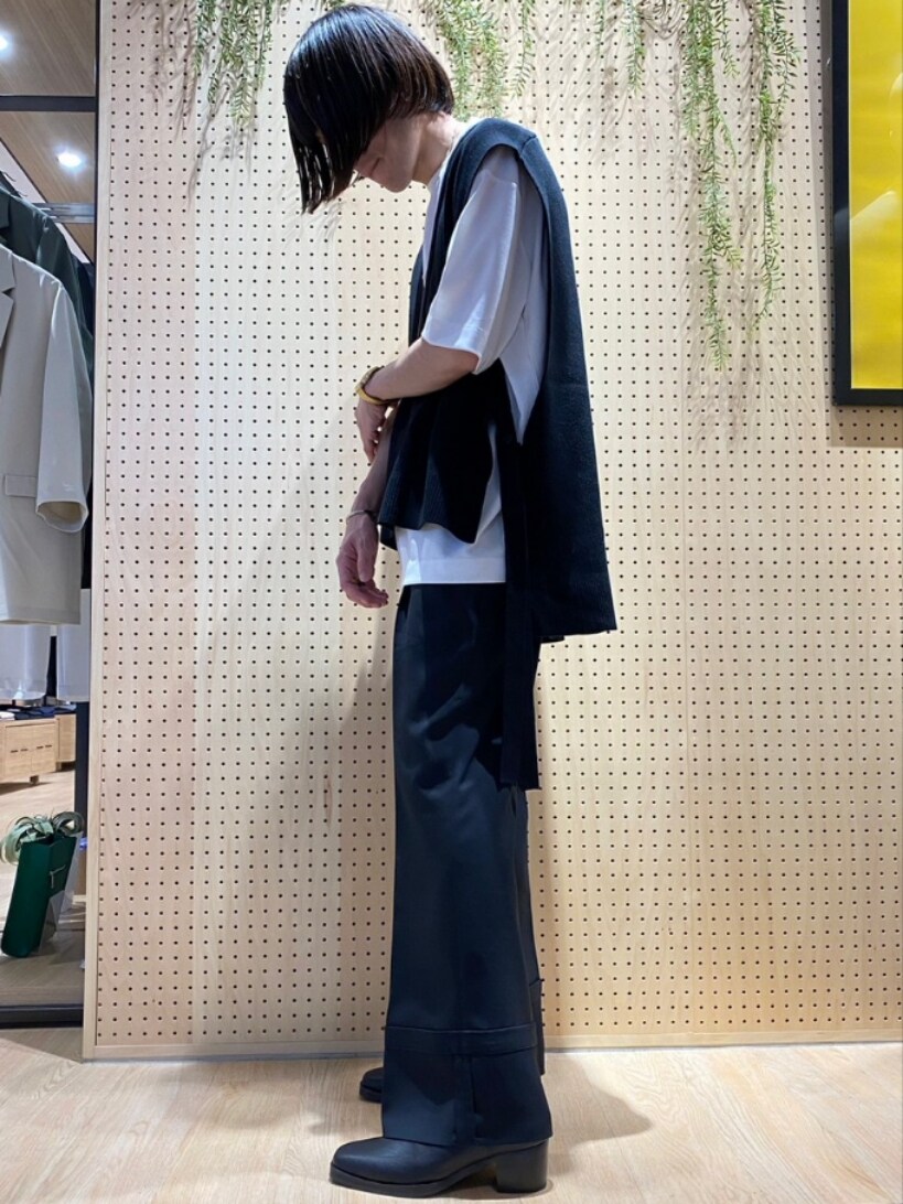 ブラック系のベスト、ホワイト系のTシャツ/カットソー、ブラック系のショルダーバッグを着用したメンズの春コーディネートの2枚目の写真