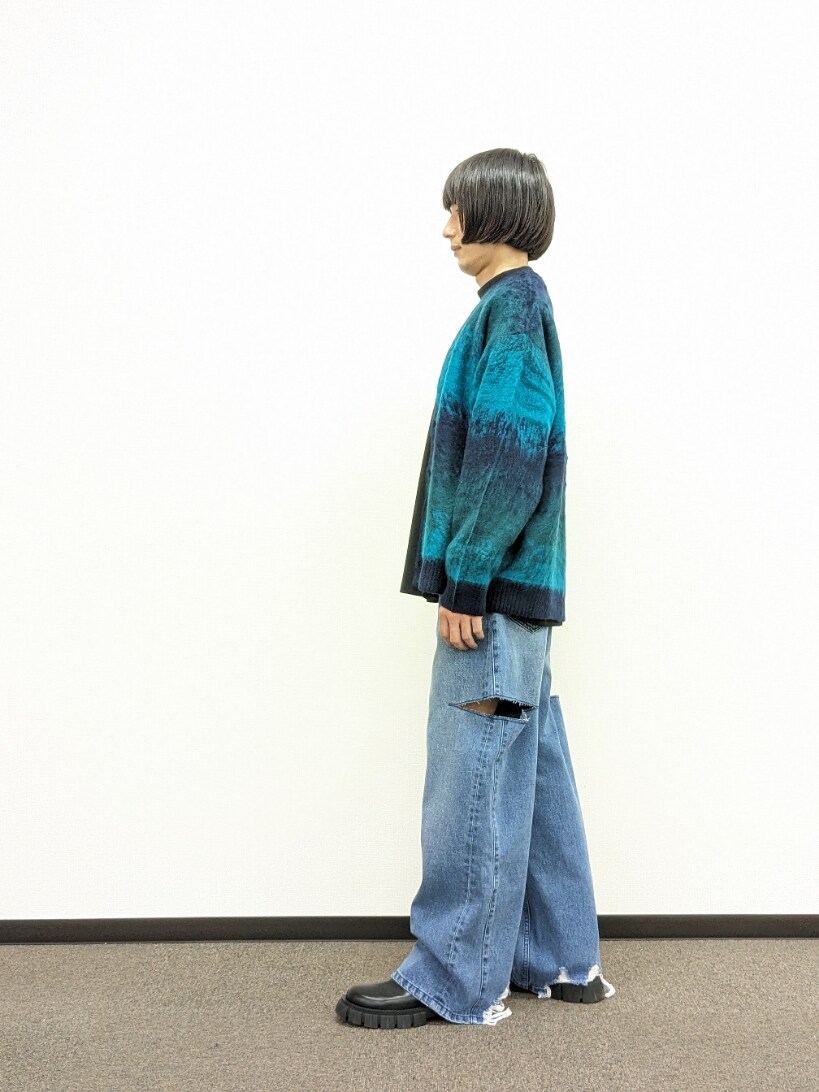 グリーン系のカーディガン/ボレロ、ブルー系のデニムパンツ、ブラック系のTシャツ/カットソーを着用したメンズの秋コーディネートの2枚目の写真