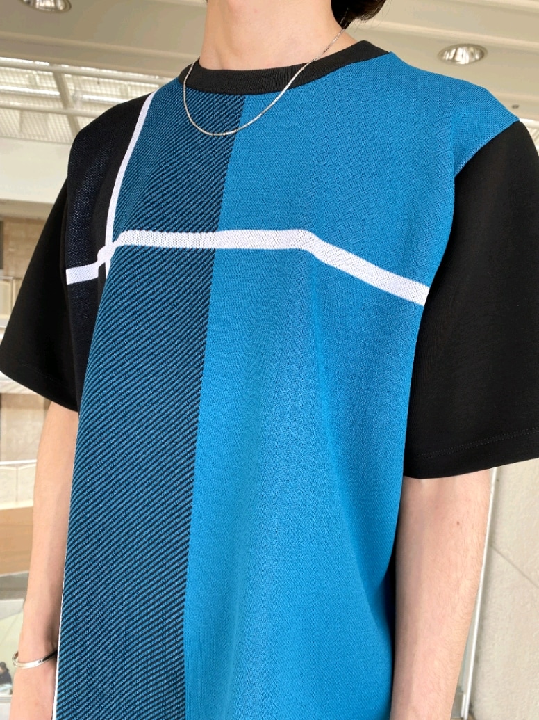 ブラック系のTシャツ/カットソー、ホワイト系のその他パンツ、ブラック系のサンダルを着用したメンズの春コーディネートの4枚目の写真