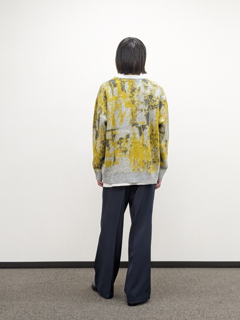 イエロー系のカーディガン/ボレロ、ホワイト系のTシャツ/カットソー、ブルー系のスラックスを着用したメンズの秋コーディネートの3枚目の写真