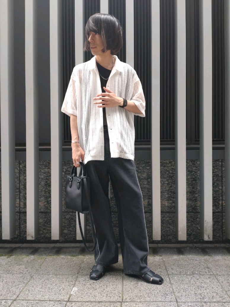 ホワイト系のシャツ/ブラウス、グレー系のデニムパンツ、ブラック系のタンクトップを着用したメンズの春コーディネートの3枚目の写真