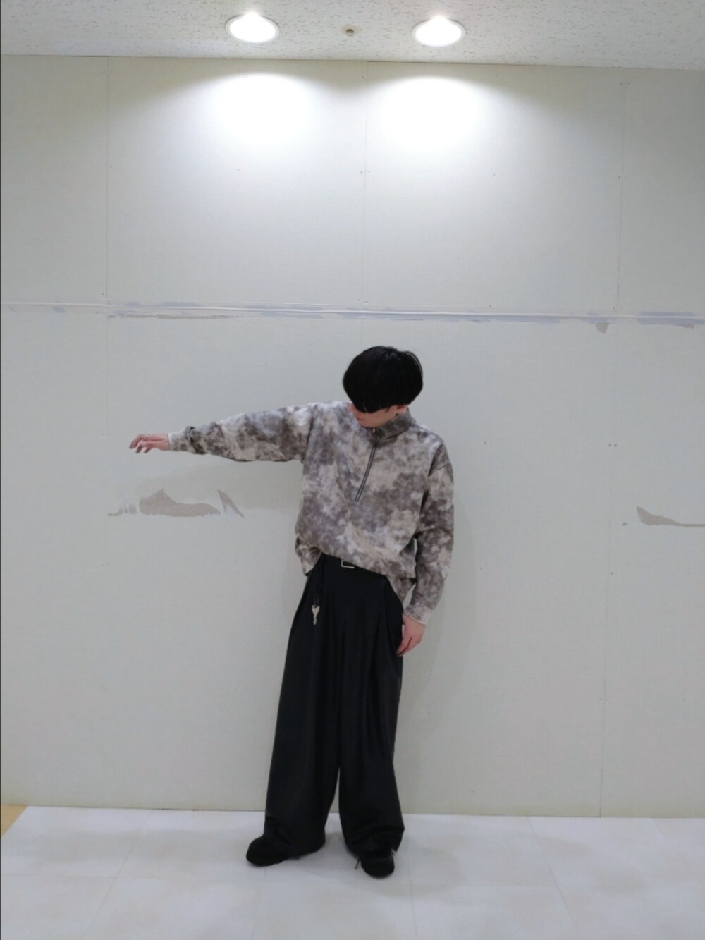 ホワイト系のTシャツ/カットソー、ブラック系のその他パンツ、ブラック系のドレスシューズを着用したメンズの秋コーディネートの3枚目の写真