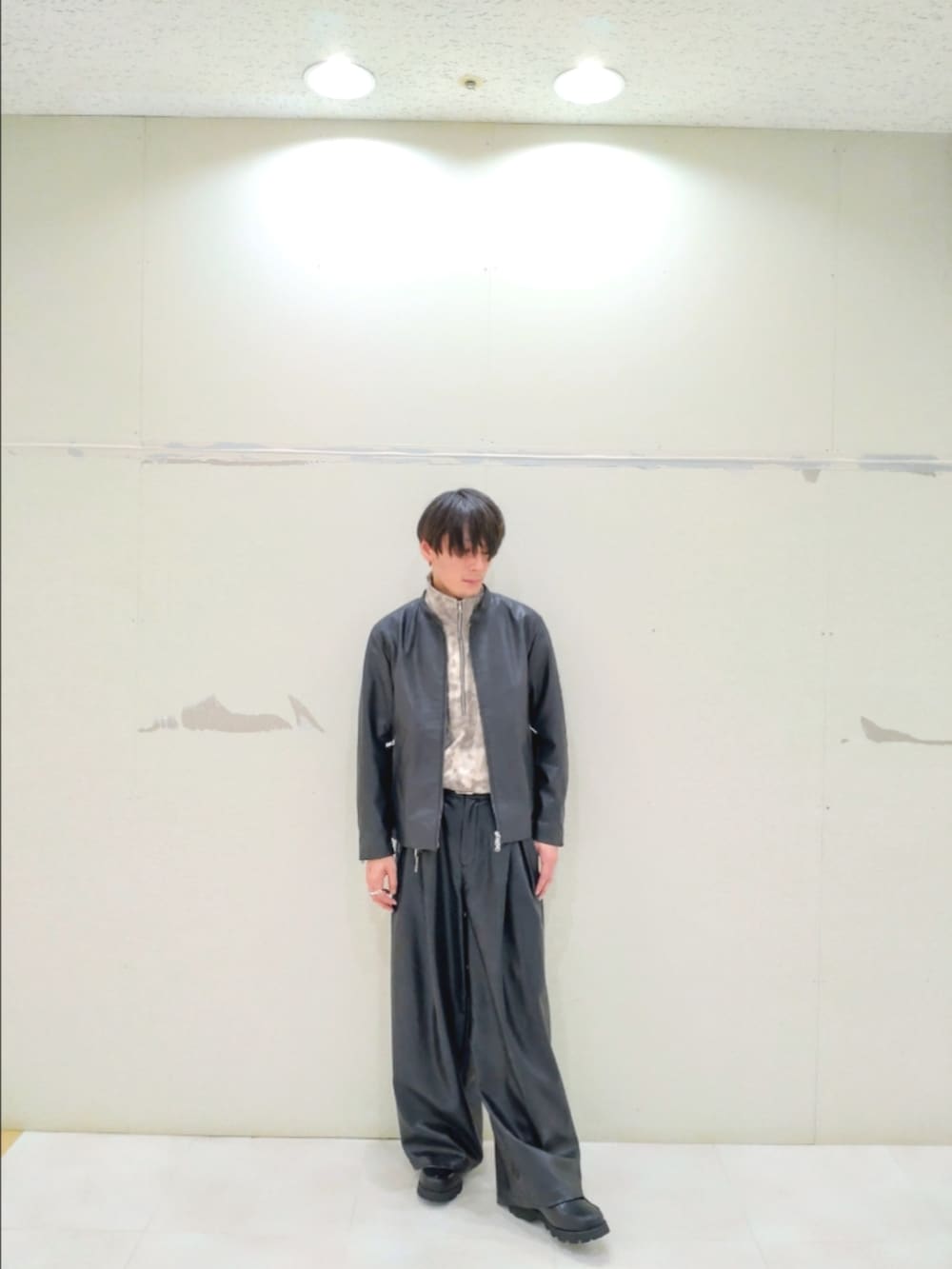 ブラック系のその他パンツ、ブラック系のドレスシューズ、ホワイト系のTシャツ/カットソーを着用したメンズの秋コーディネートの2枚目の写真