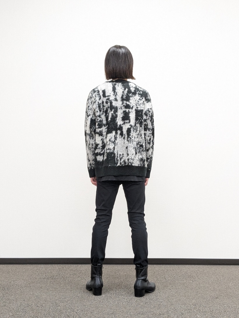 ブラック系のカーディガン/ボレロ、ブラック系のTシャツ/カットソー、ブラック系のその他パンツを着用したメンズの秋コーディネートの3枚目の写真