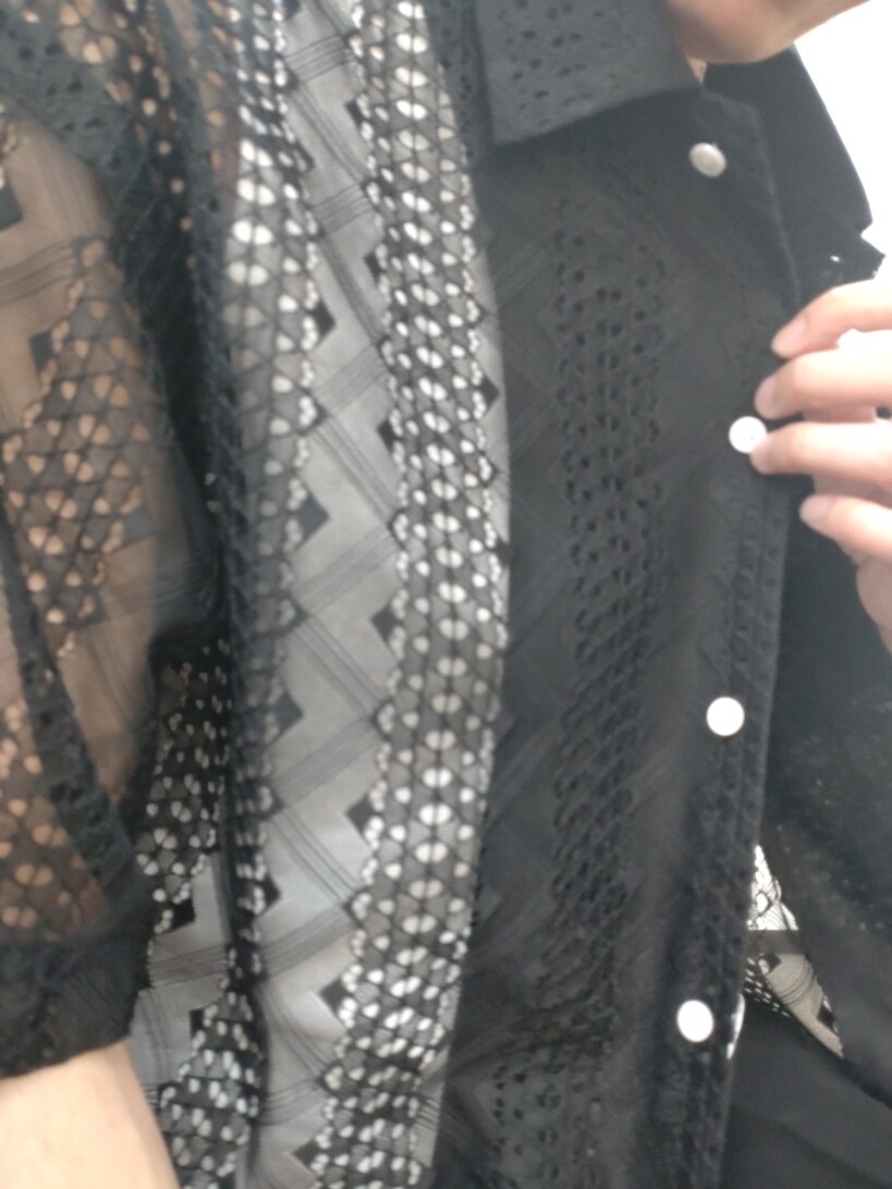 ブラック系のシャツ/ブラウス、ブラック系のその他パンツ、ブラック系のブーツを着用したメンズの春コーディネートの3枚目の写真