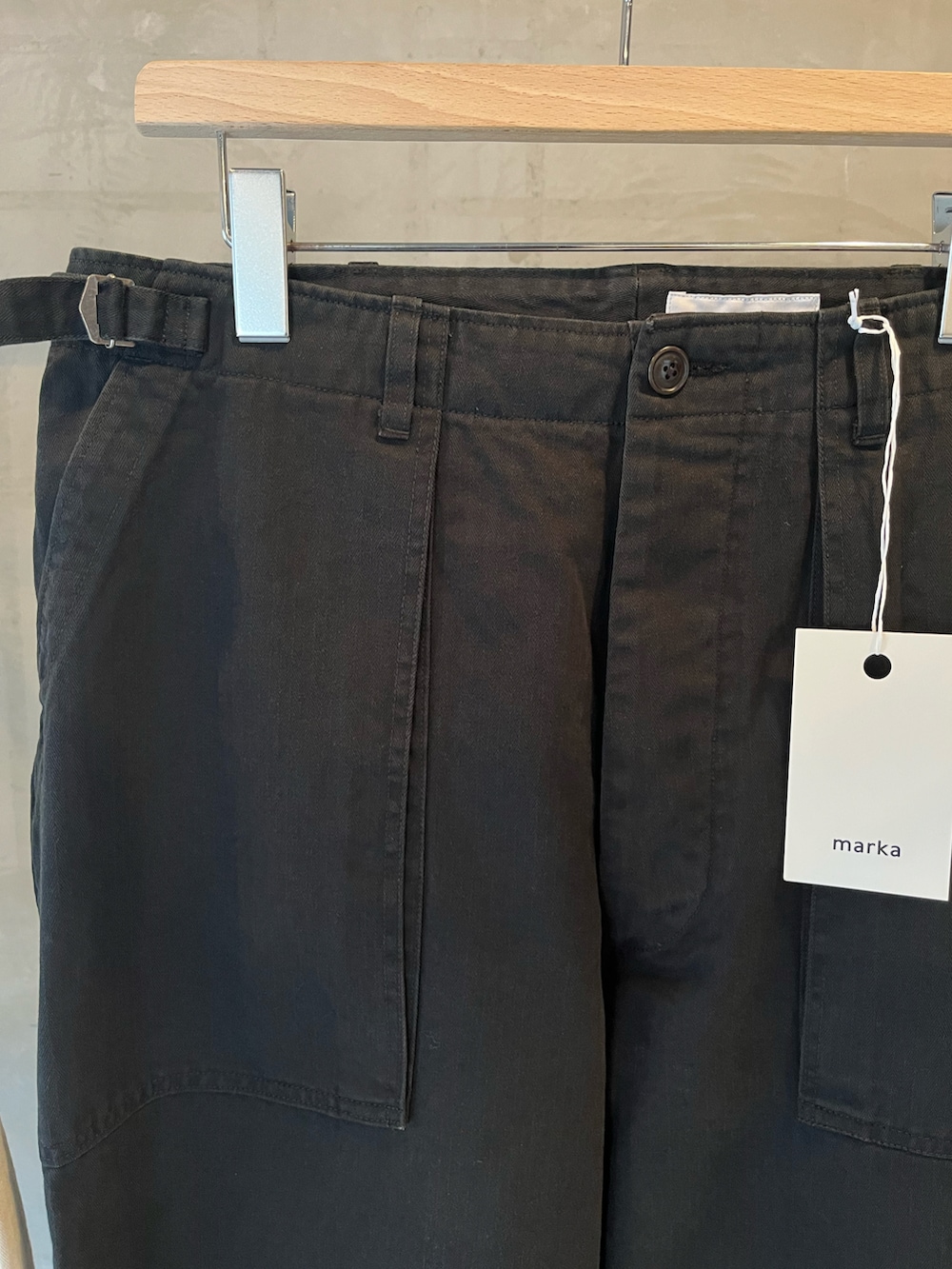 ブラック系のカーゴパンツ、ブラック系のスウェットを着用したメンズの冬コーディネートの4枚目の写真