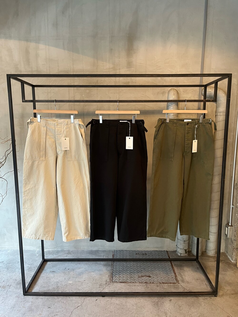 ブラック系のカーゴパンツ、ブラック系のスウェットを着用したメンズの冬コーディネートの3枚目の写真