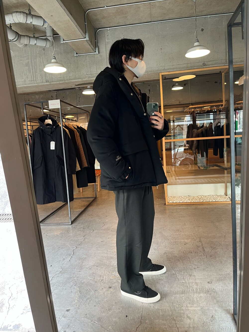 ブラック系のダウンジャケット/コートを着用したメンズの冬コーディネートの2枚目の写真