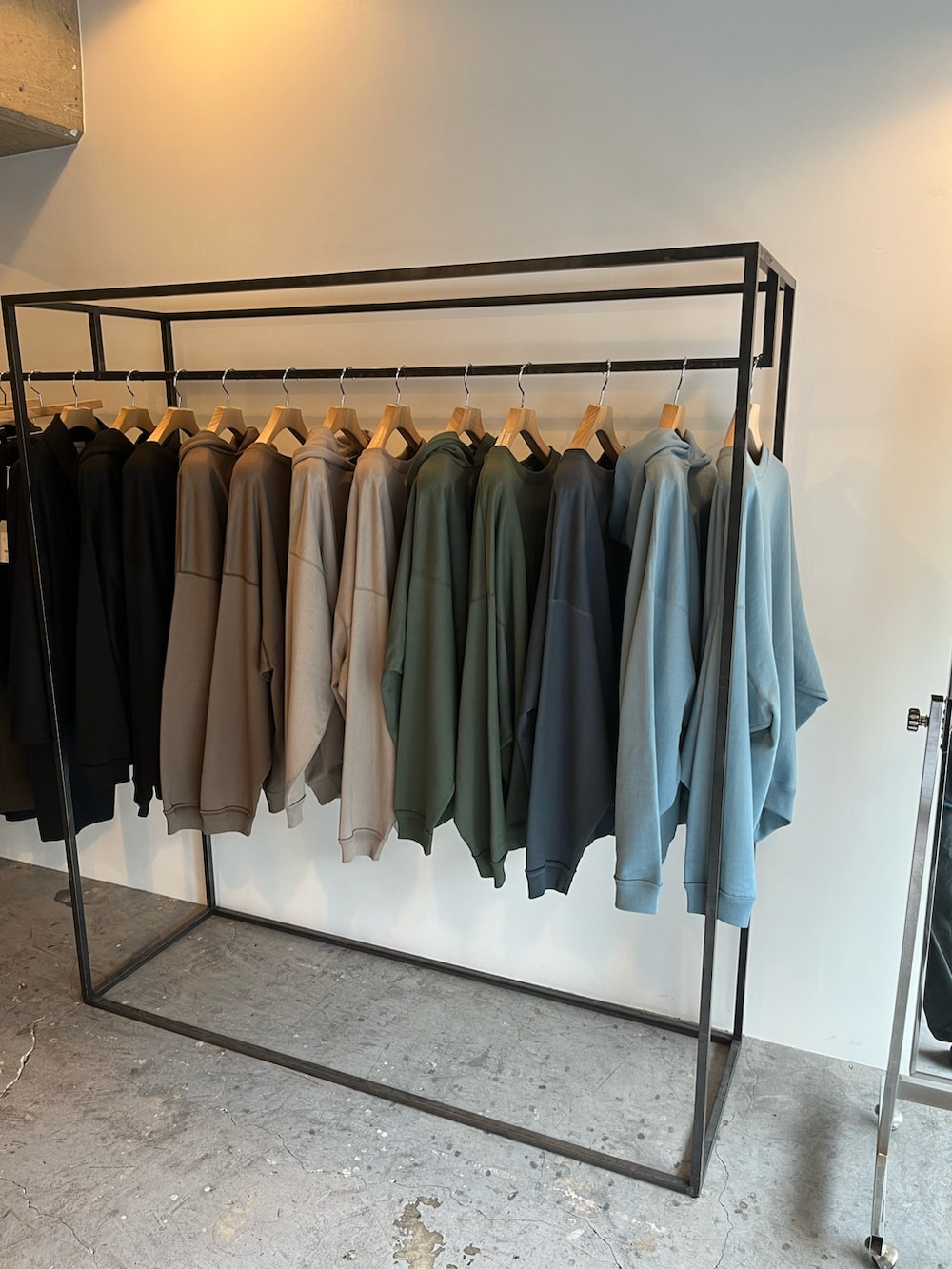 ブラック系のカーゴパンツ、ブラック系のスウェットを着用したメンズの冬コーディネートの2枚目の写真