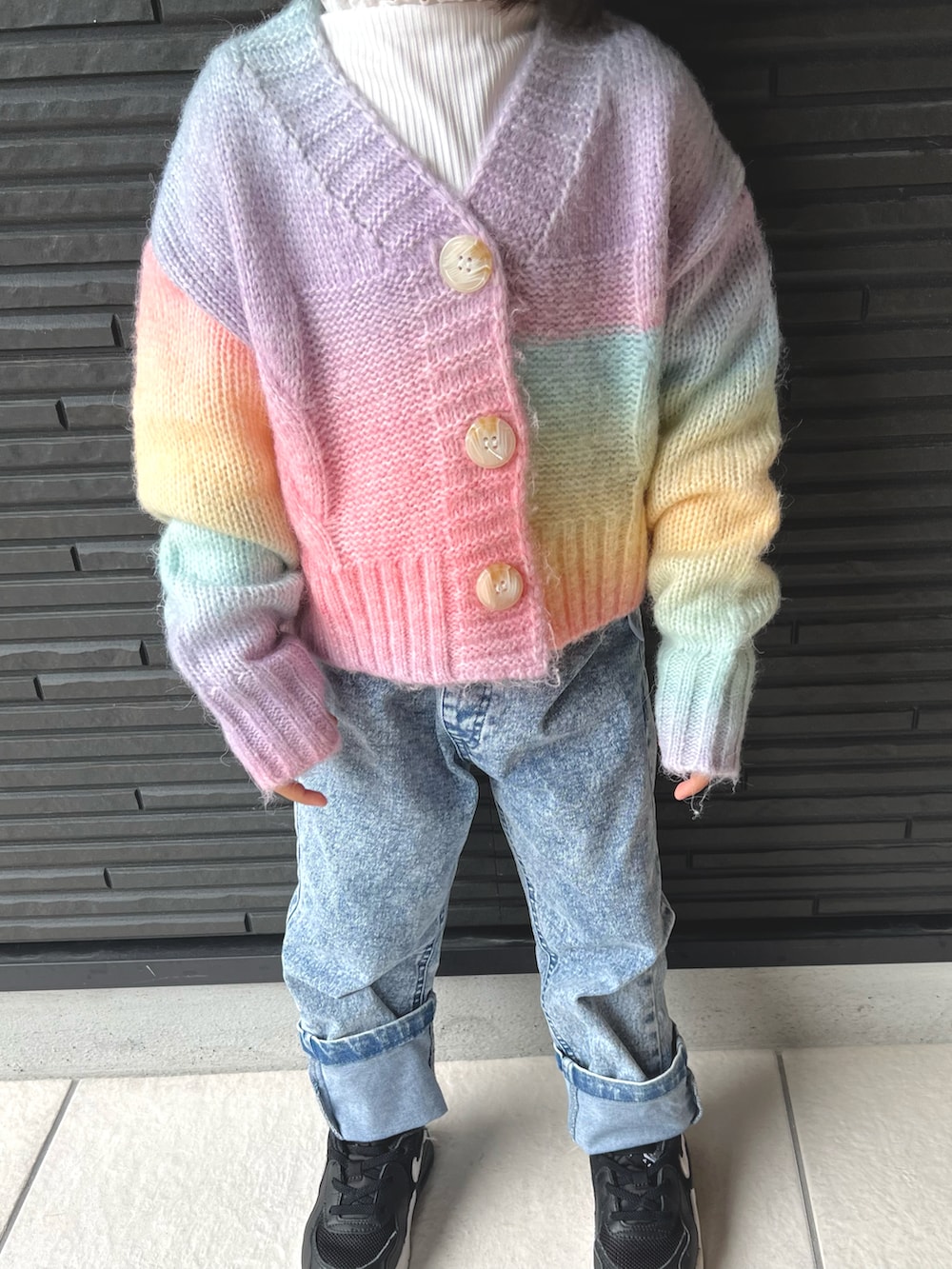 ピンク系のその他アウター、ブルー系のデニムパンツ、ブラック系のスニーカーを着用したキッズの秋コーディネートの2枚目の写真