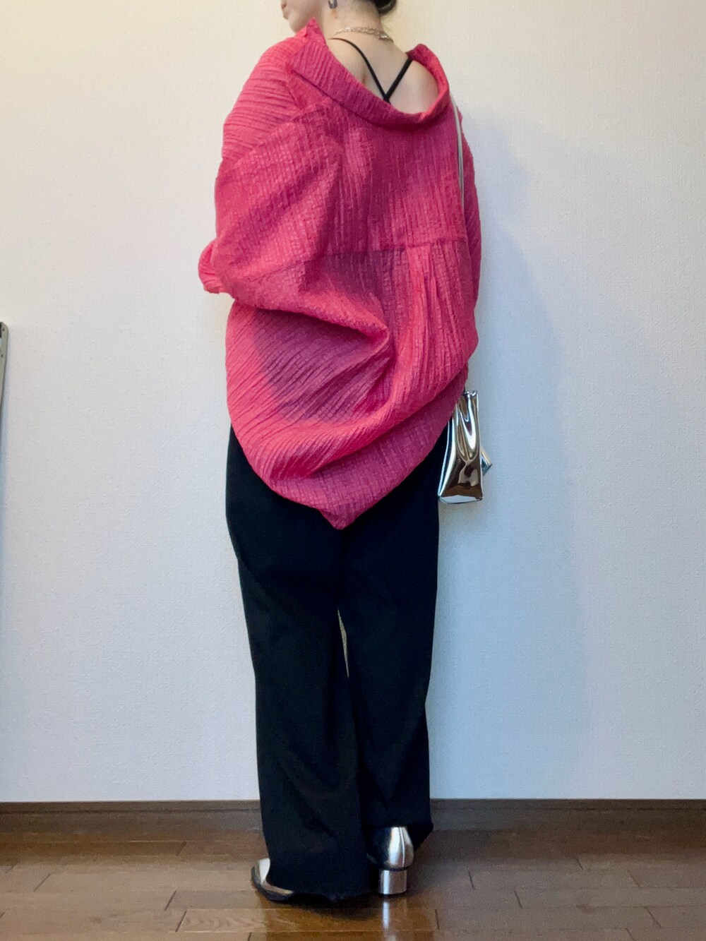 ピンク系のシャツ/ブラウス、ブラック系のパンツ、シルバー系のパンプスを着用したレディースの秋コーディネートの4枚目の写真