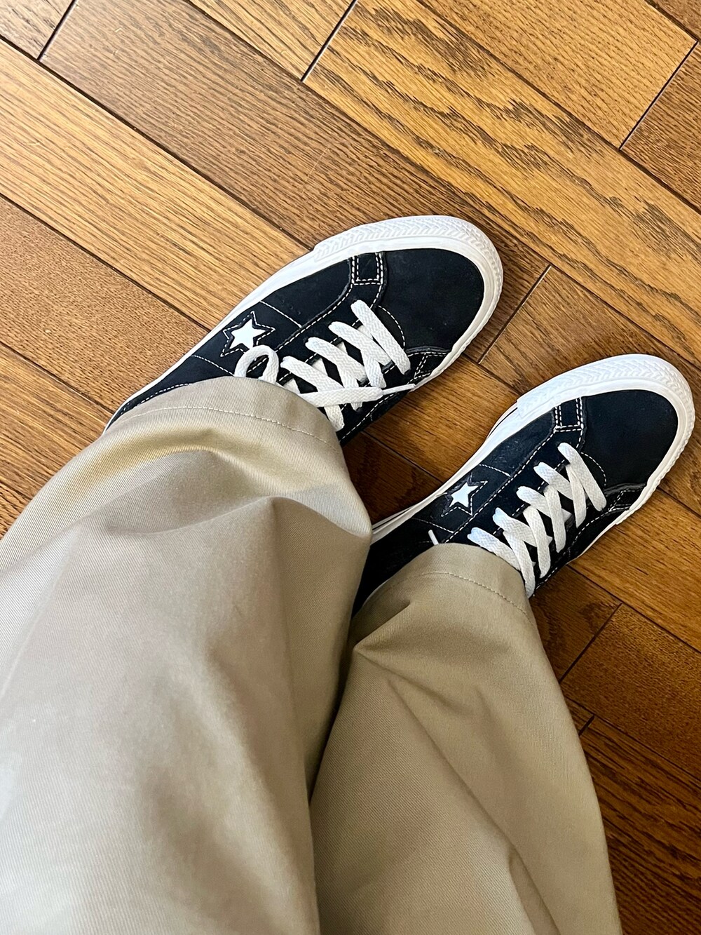 ホワイト系のTシャツ/カットソー、ブラウン系のショルダーバッグ、ベージュ系のチノパンツを着用したレディースの春コーディネートの2枚目の写真