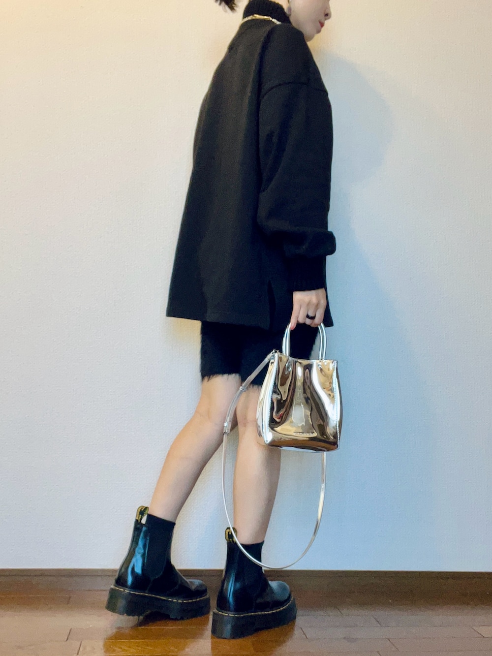 ブラック系のスウェット、ブラック系のその他パンツ、ブラック系のブーツを着用したレディースの秋コーディネートの2枚目の写真