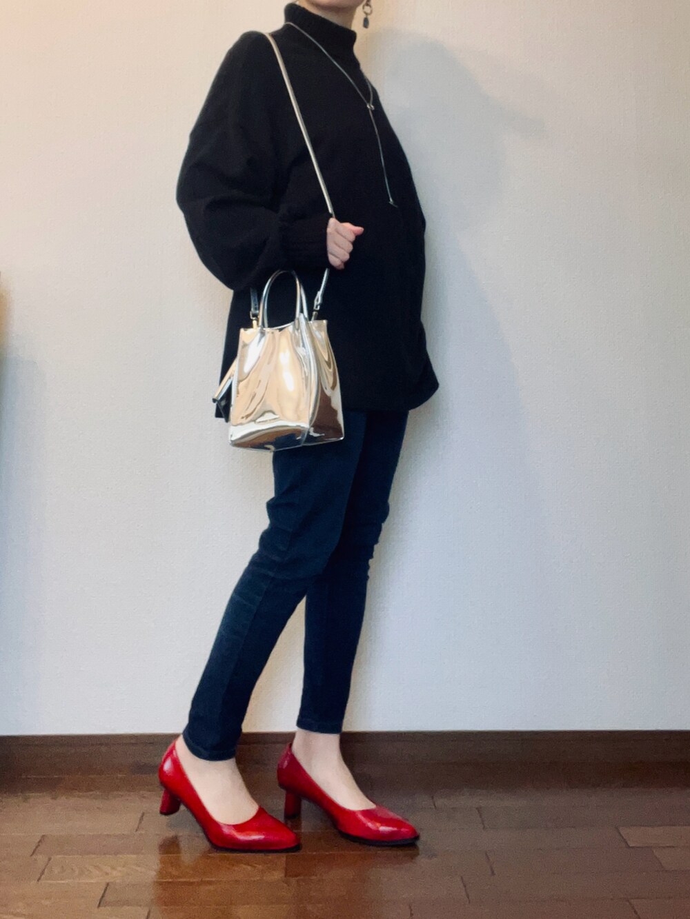 ブラック系のスウェット、シルバー系のショルダーバッグ、レッド系のパンプスを着用したレディースの春コーディネートの2枚目の写真