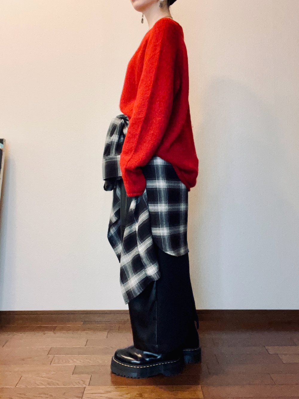 ブラック系のブーツ、ブラック系のスカート、ブラック系のシャツ/ブラウスを着用したレディースの秋コーディネートの2枚目の写真