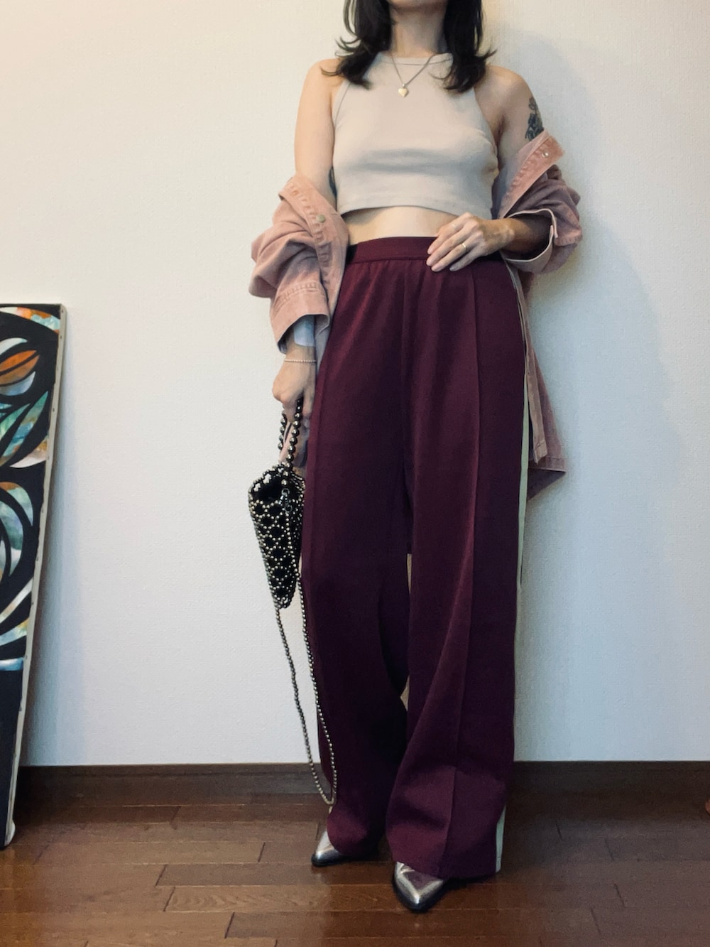 レッド系のその他パンツ、ピンク系のシャツ/ブラウス、ブラック系のショルダーバッグを着用したレディースの秋コーディネートの2枚目の写真