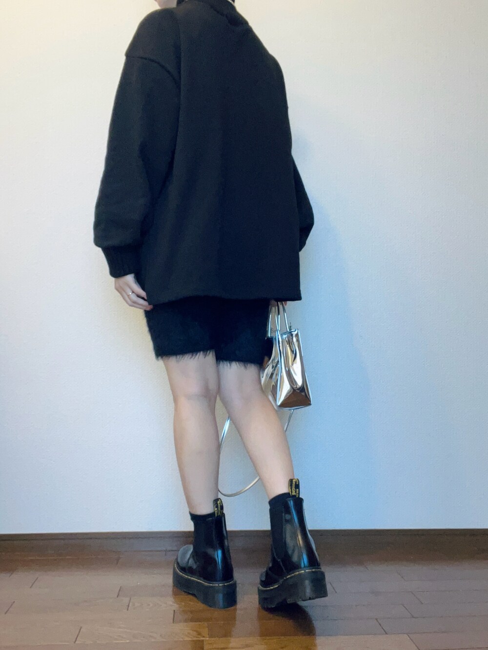 ブラック系のスウェット、ブラック系のその他パンツ、ブラック系のブーツを着用したレディースの秋コーディネートの5枚目の写真