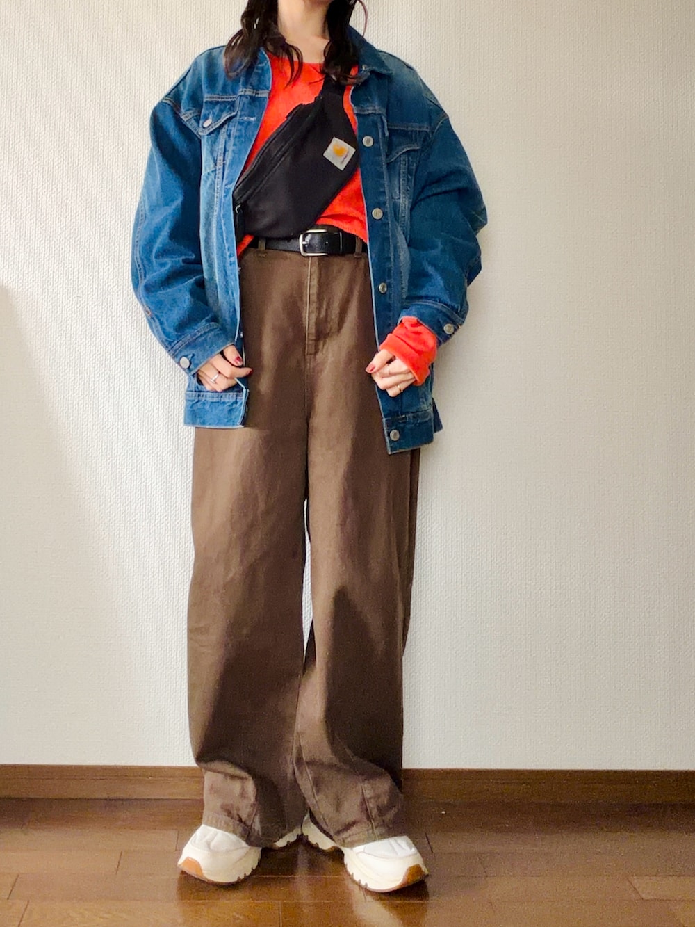 ブラウン系のその他パンツ、ベージュ系のスニーカー、ブルー系のデニムジャケットを着用したレディースの春コーディネートの5枚目の写真