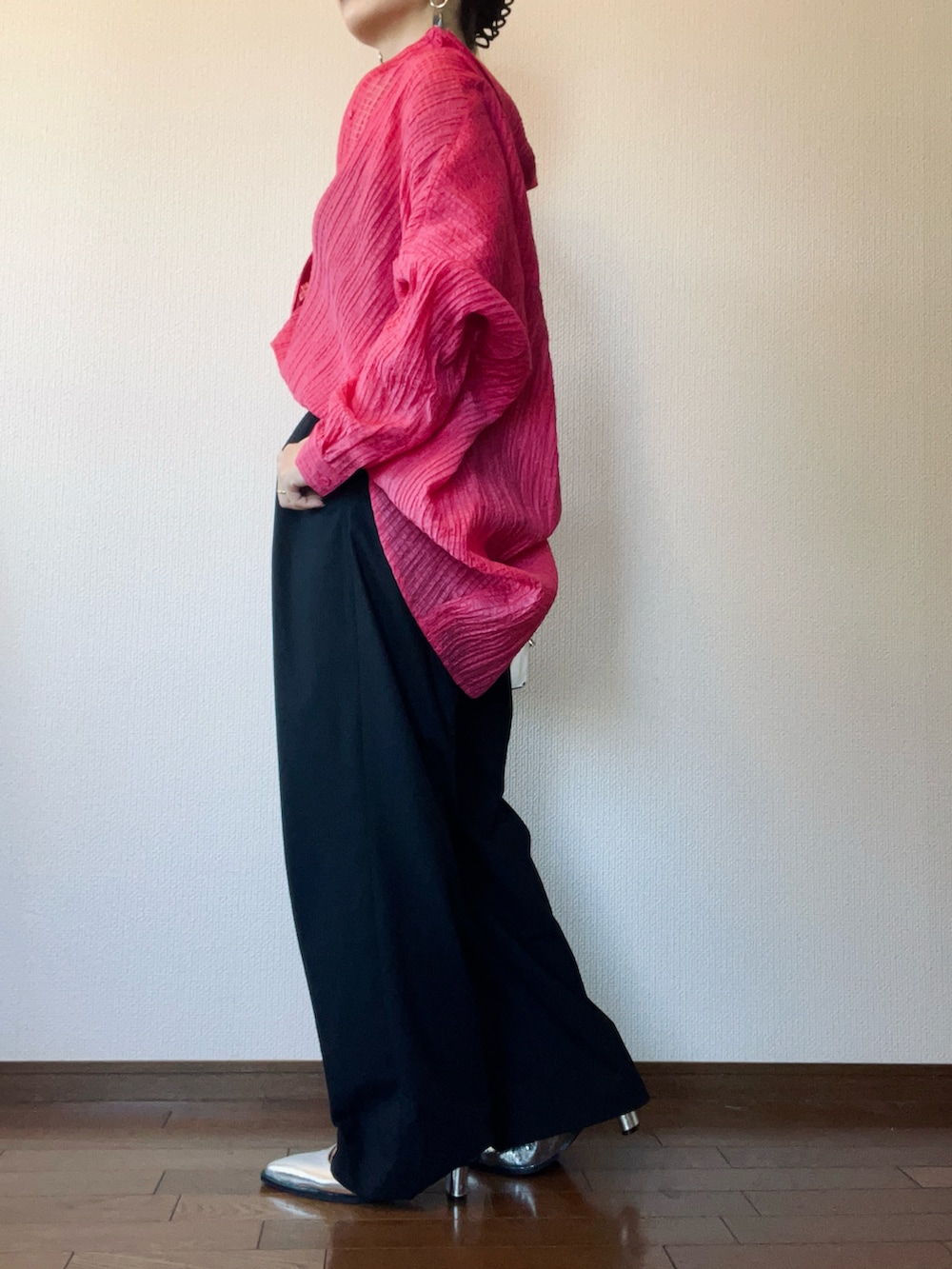 ピンク系のシャツ/ブラウス、ブラック系のパンツ、シルバー系のパンプスを着用したレディースの秋コーディネートの2枚目の写真