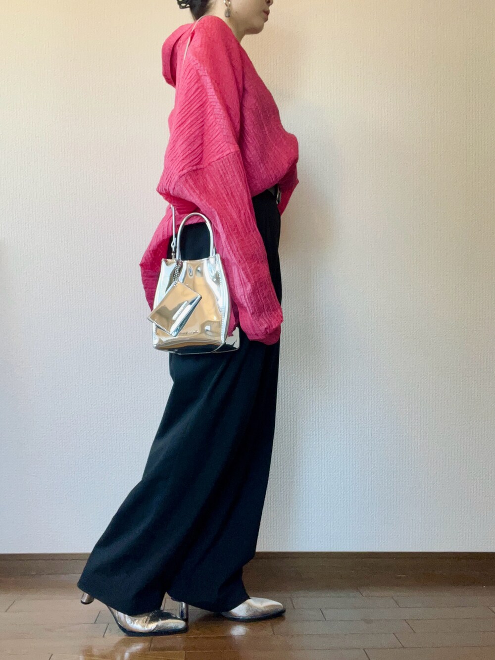 ピンク系のシャツ/ブラウス、ブラック系のパンツ、シルバー系のパンプスを着用したレディースの秋コーディネートの3枚目の写真