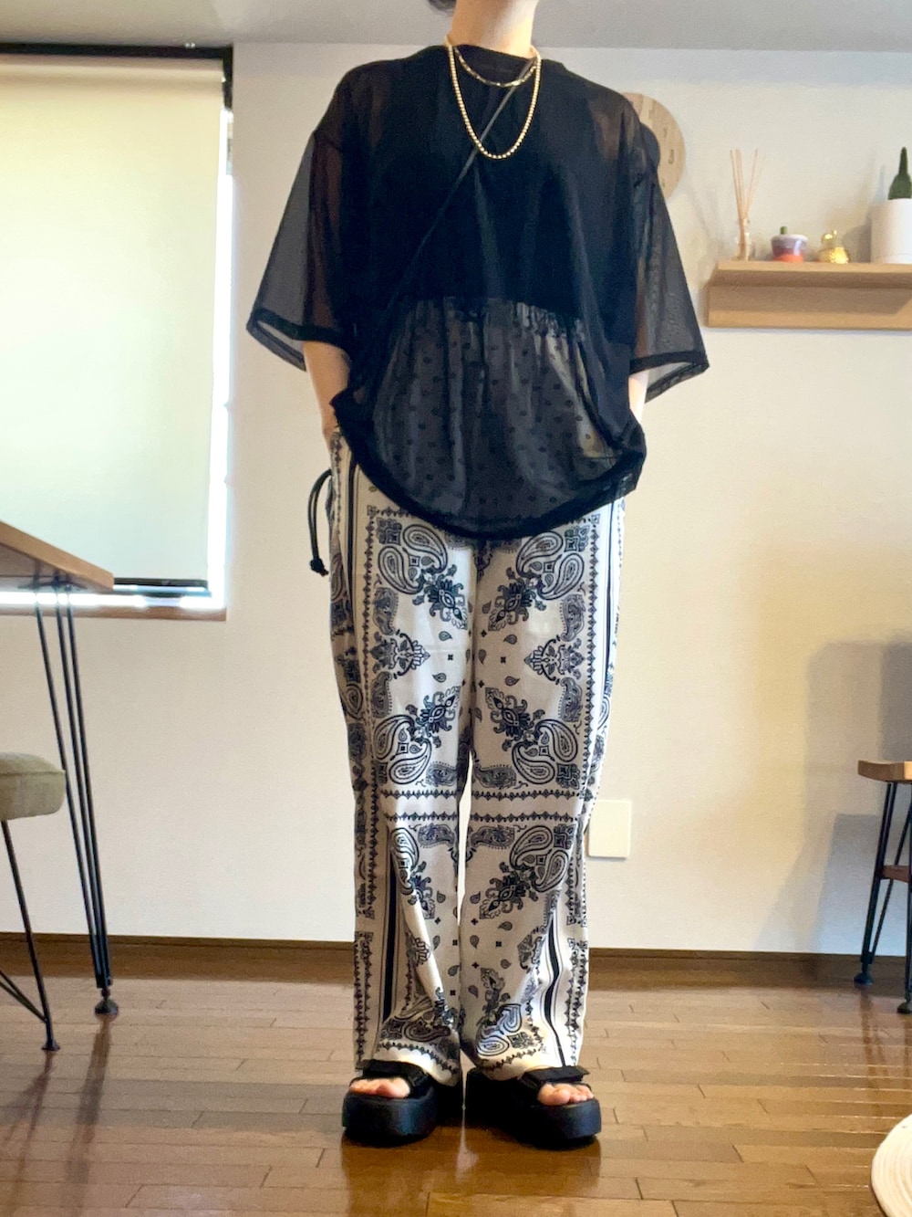 ホワイト系のその他パンツ、ブラック系のTシャツ/カットソー、ブラック系のサンダルを着用したレディースの夏コーディネートの3枚目の写真