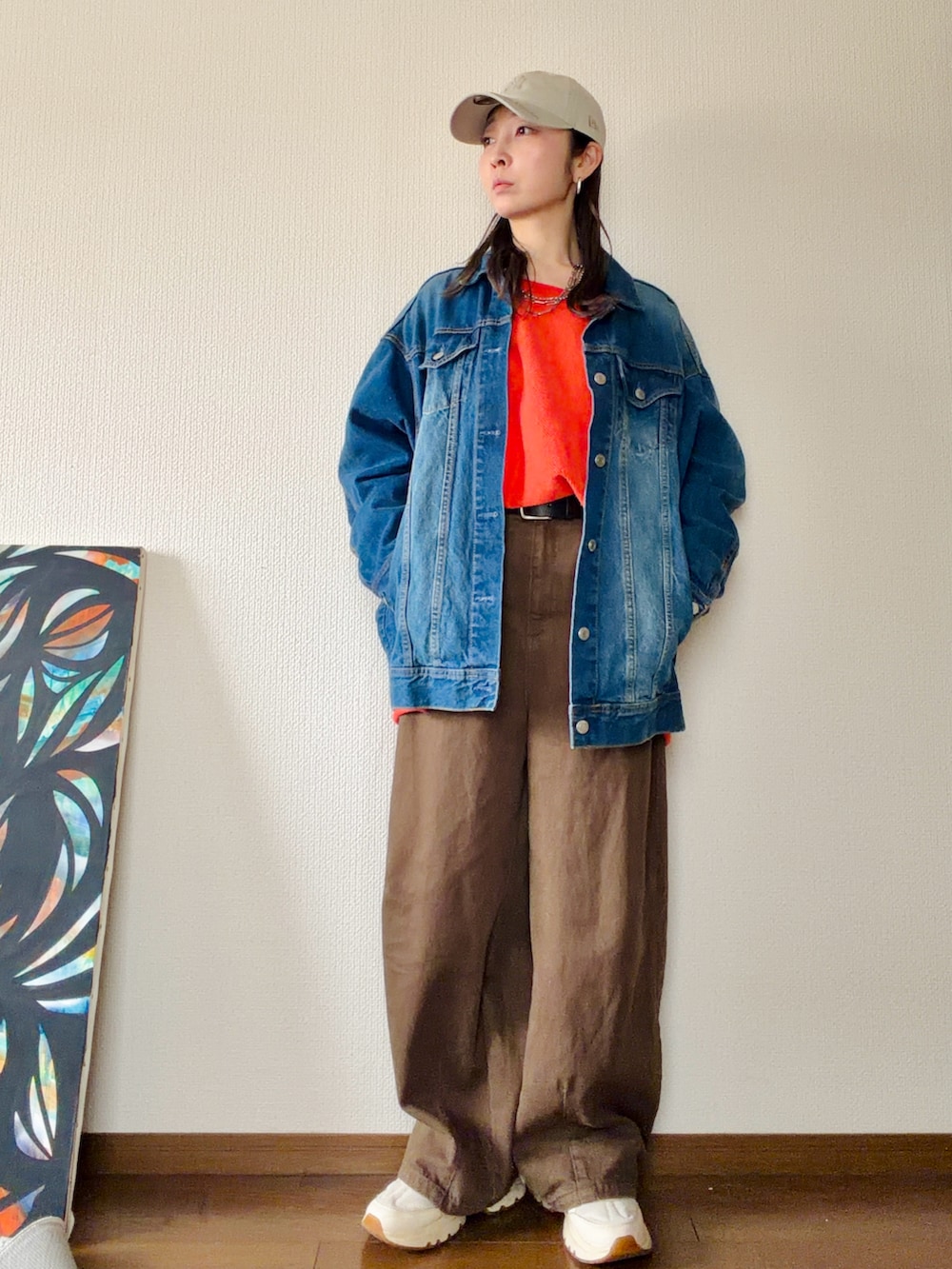 ブラウン系のその他パンツ、ベージュ系のスニーカー、ブルー系のデニムジャケットを着用したレディースの春コーディネートの4枚目の写真