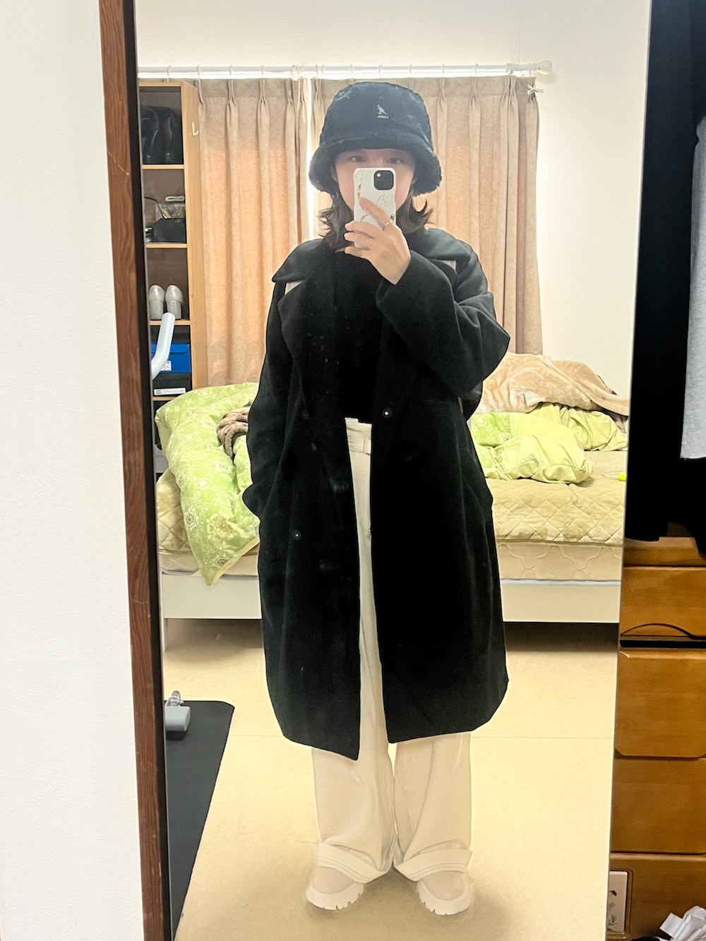 グレー系のバックパック/リュック、ブラック系のジャケット/アウター、ホワイト系のデニムパンツを着用したレディースの秋コーディネートの2枚目の写真