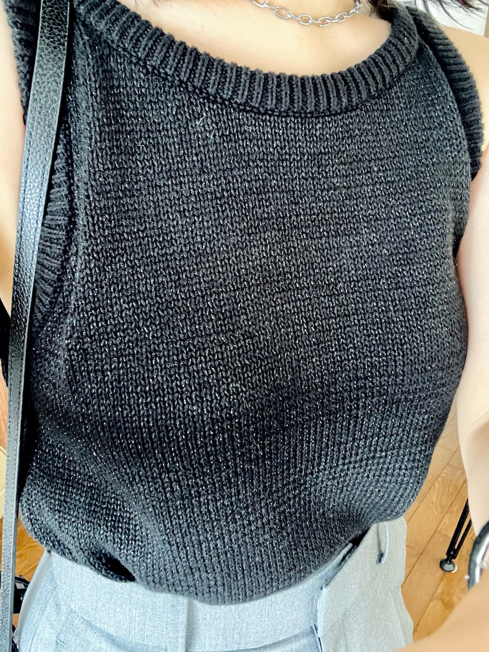 ブラック系のタンクトップ、グレー系のパンツ、ブラック系のサンダルを着用したレディースの夏コーディネートの2枚目の写真