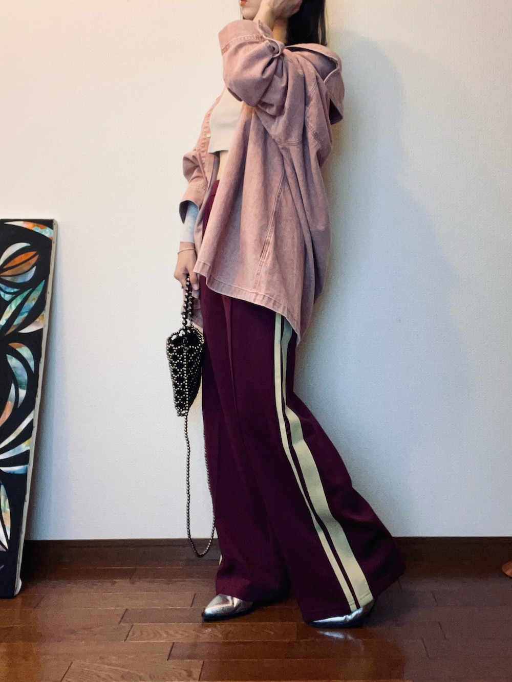 レッド系のその他パンツ、ピンク系のシャツ/ブラウス、ブラック系のショルダーバッグを着用したレディースの秋コーディネートの3枚目の写真