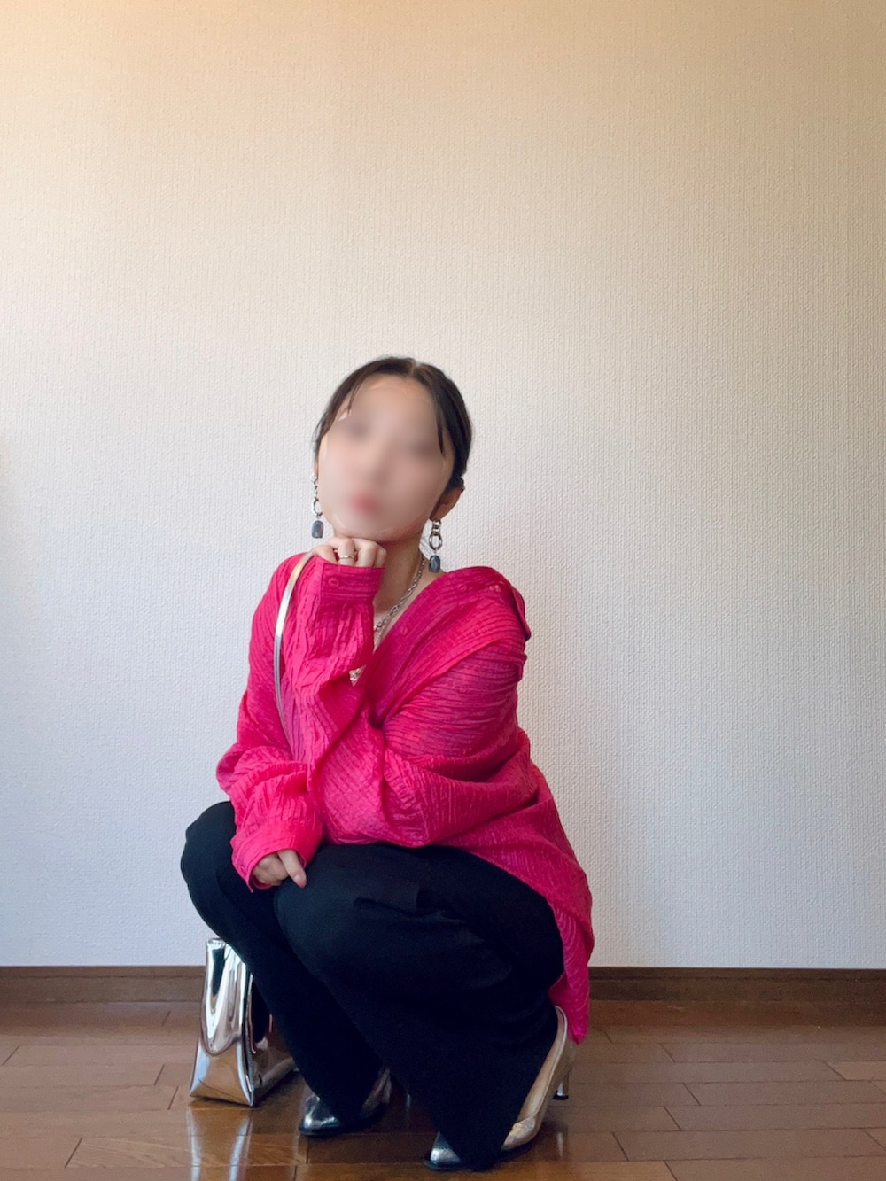 ピンク系のシャツ/ブラウス、ブラック系のパンツ、シルバー系のパンプスを着用したレディースの秋コーディネートの5枚目の写真