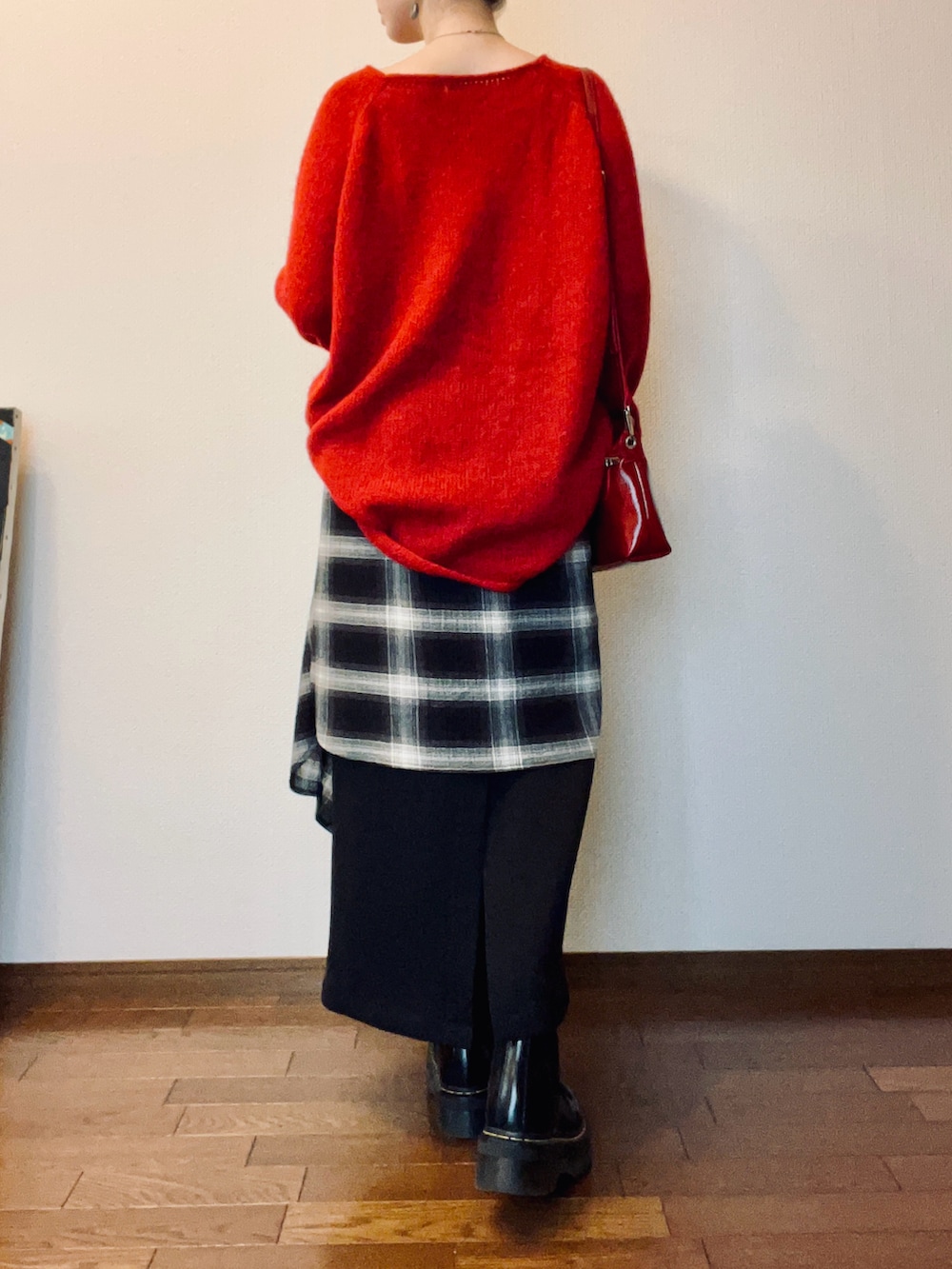 ブラック系のブーツ、ブラック系のスカート、ブラック系のシャツ/ブラウスを着用したレディースの秋コーディネートの3枚目の写真