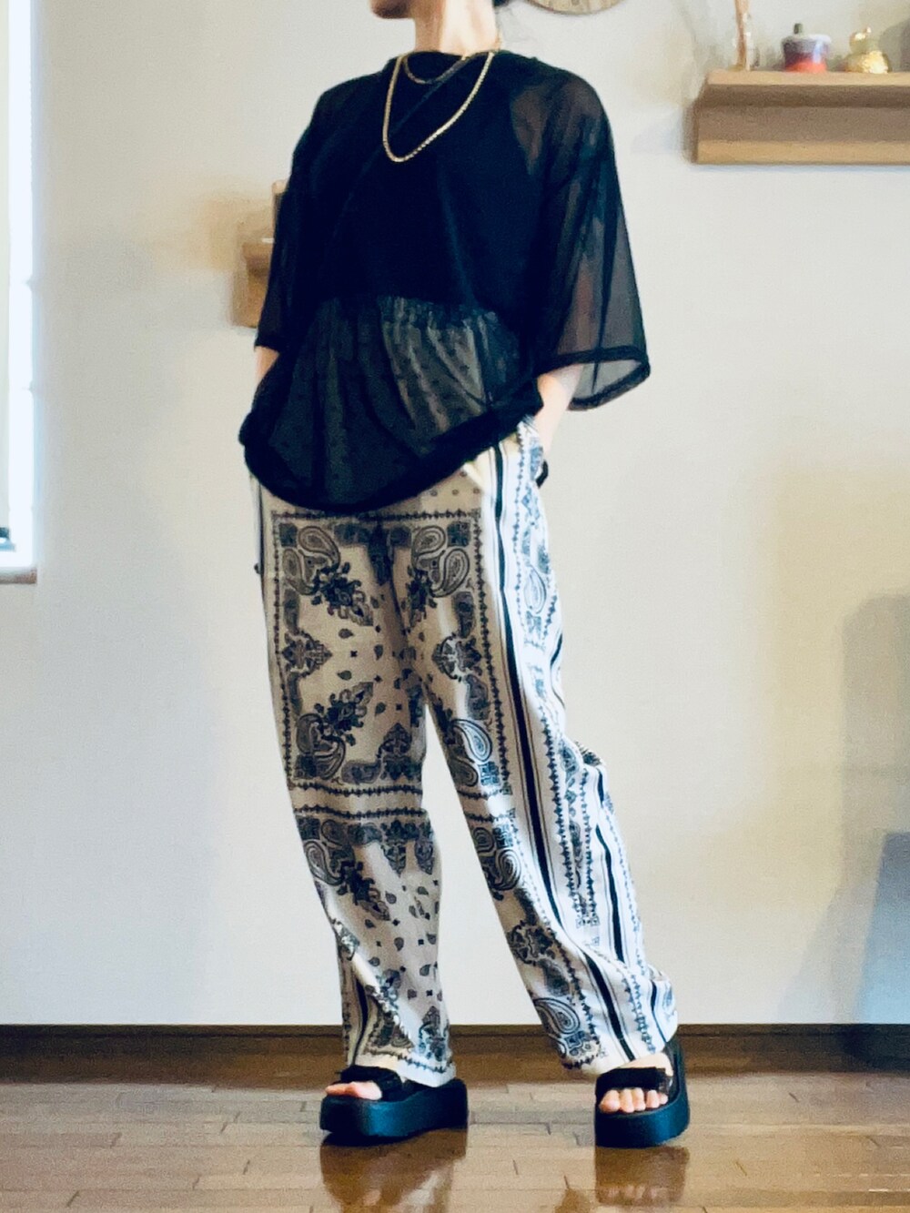 ホワイト系のその他パンツ、ブラック系のTシャツ/カットソー、ブラック系のサンダルを着用したレディースの夏コーディネートの2枚目の写真