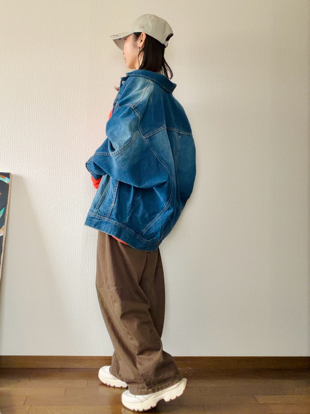 ブラウン系のその他パンツ、ベージュ系のスニーカー、ブルー系のデニムジャケットを着用したレディースの春コーディネートの2枚目の写真