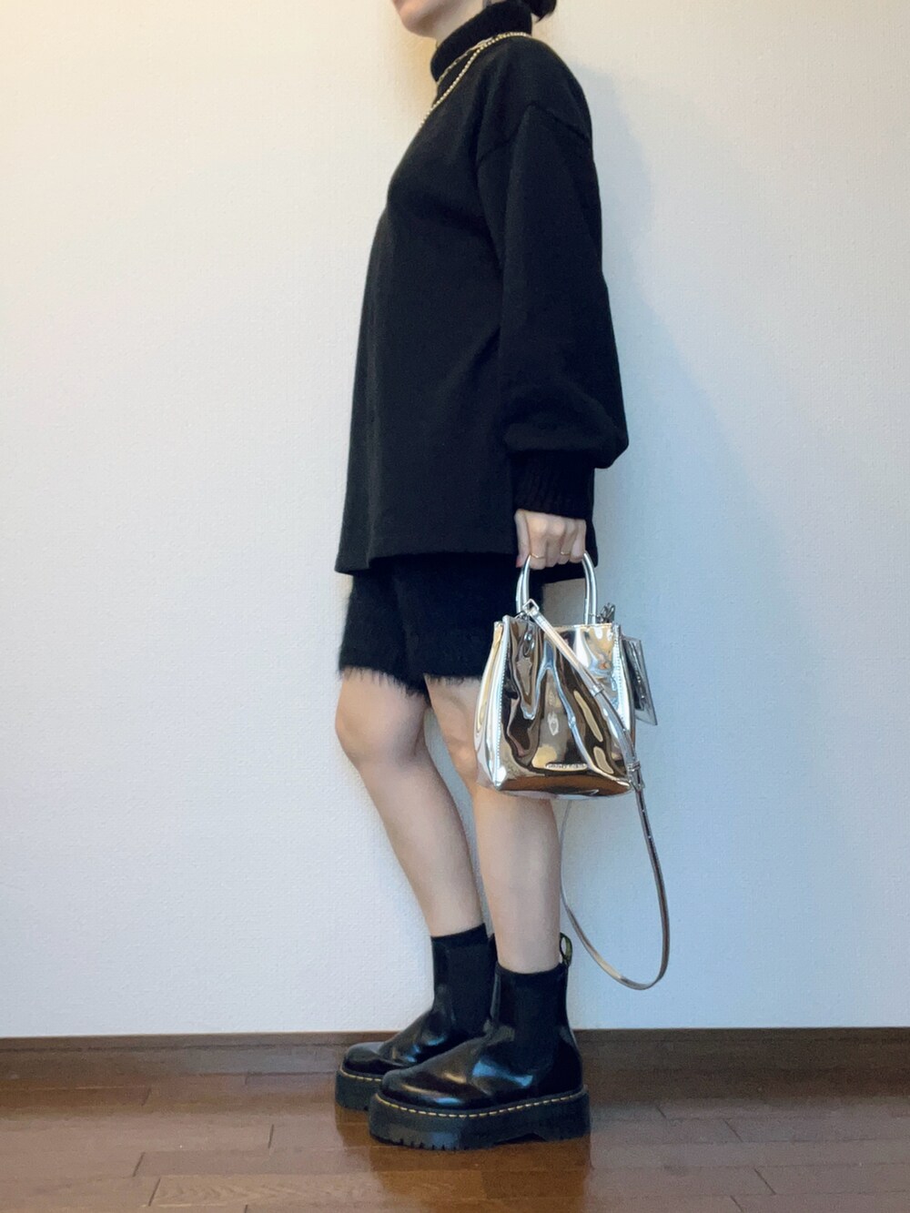 ブラック系のスウェット、ブラック系のその他パンツ、ブラック系のブーツを着用したレディースの秋コーディネートの3枚目の写真