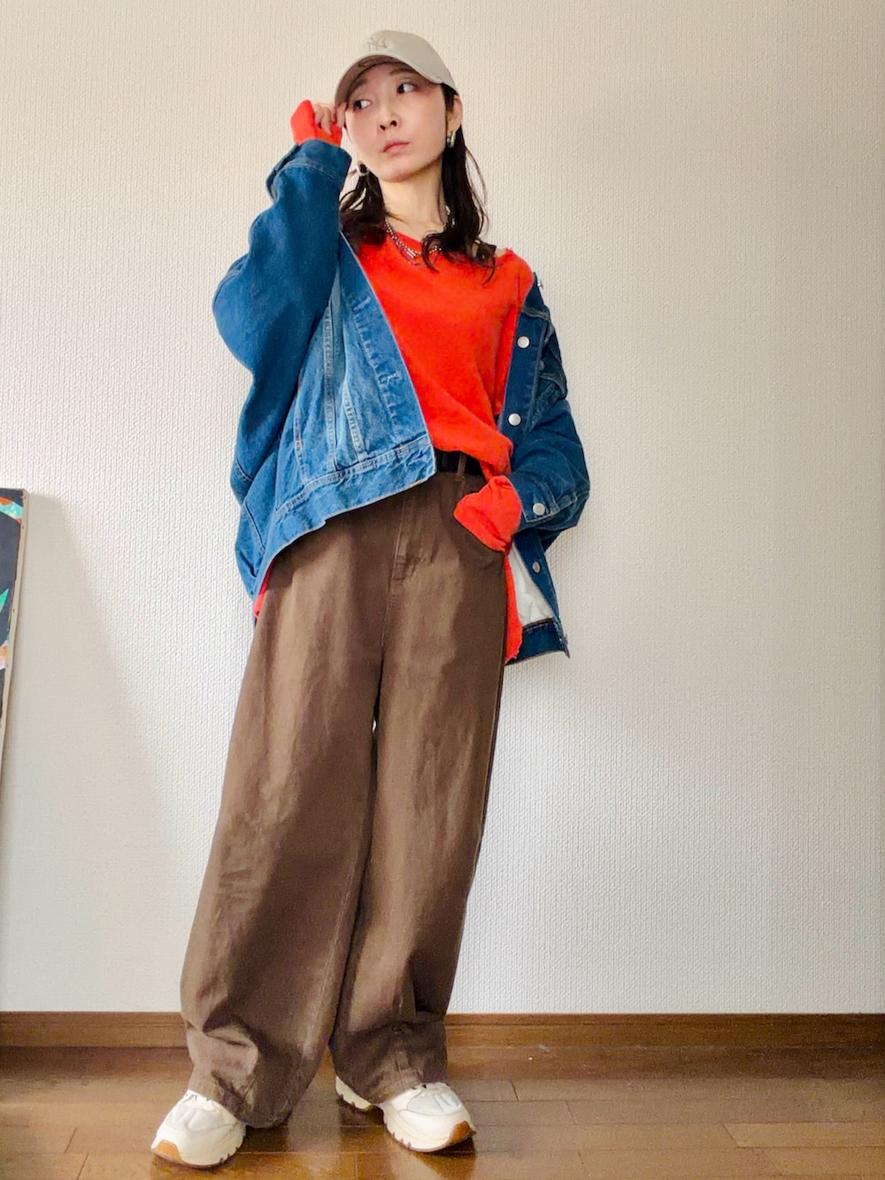 ブラウン系のその他パンツ、ベージュ系のスニーカー、ブルー系のデニムジャケットを着用したレディースの春コーディネートの3枚目の写真