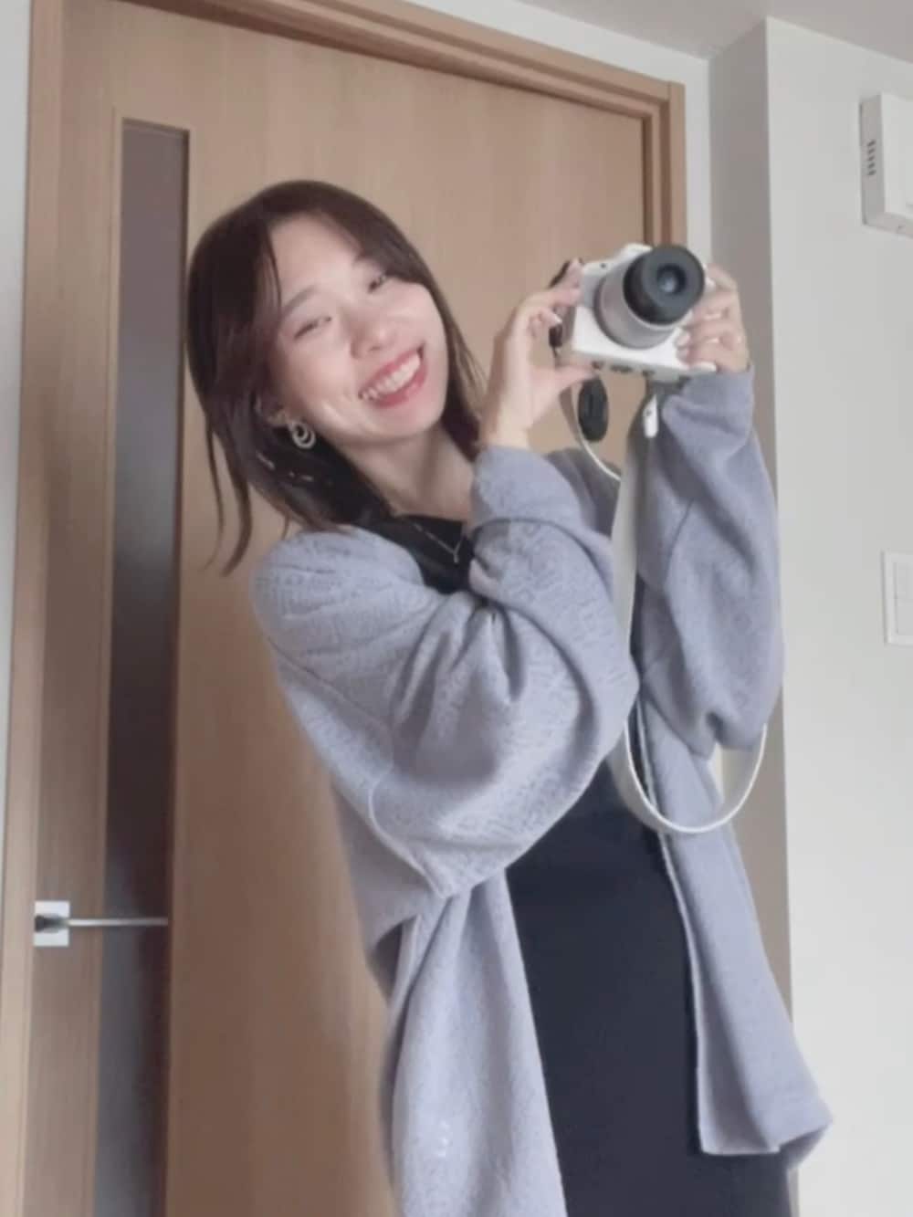 ブラック系のその他トップス、ブルー系のジャケット/アウター、ブラック系のスカートを着用したレディースの秋コーディネートの3枚目の写真