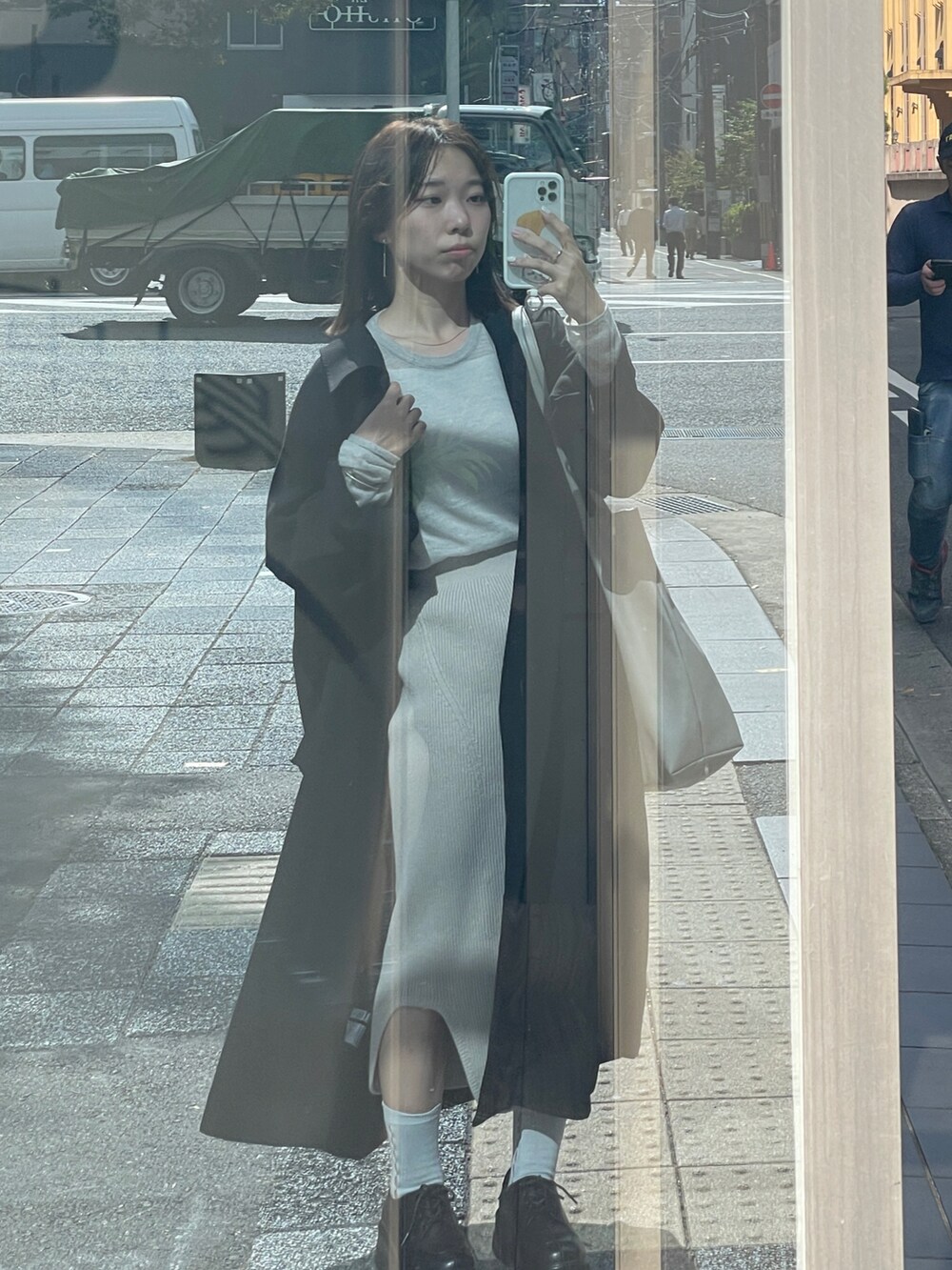 ベージュ系のスカート、ブラック系のダウンジャケット/コート、グレー系のその他トップスを着用したレディースの秋コーディネートの3枚目の写真