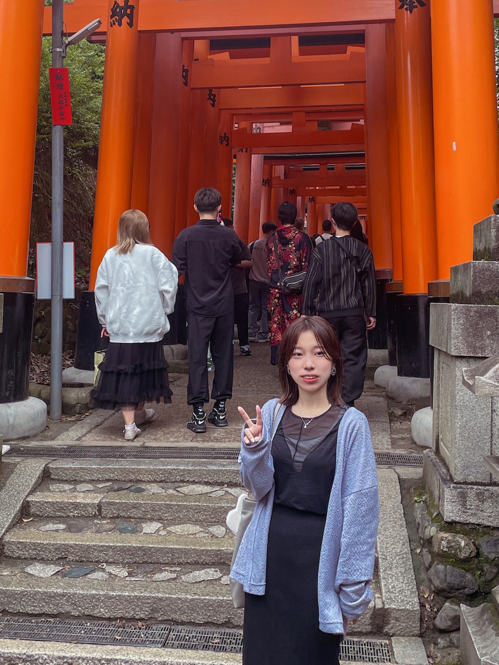 ブラック系のその他トップス、ブルー系のジャケット/アウター、ブラック系のスカートを着用したレディースの秋コーディネートの2枚目の写真