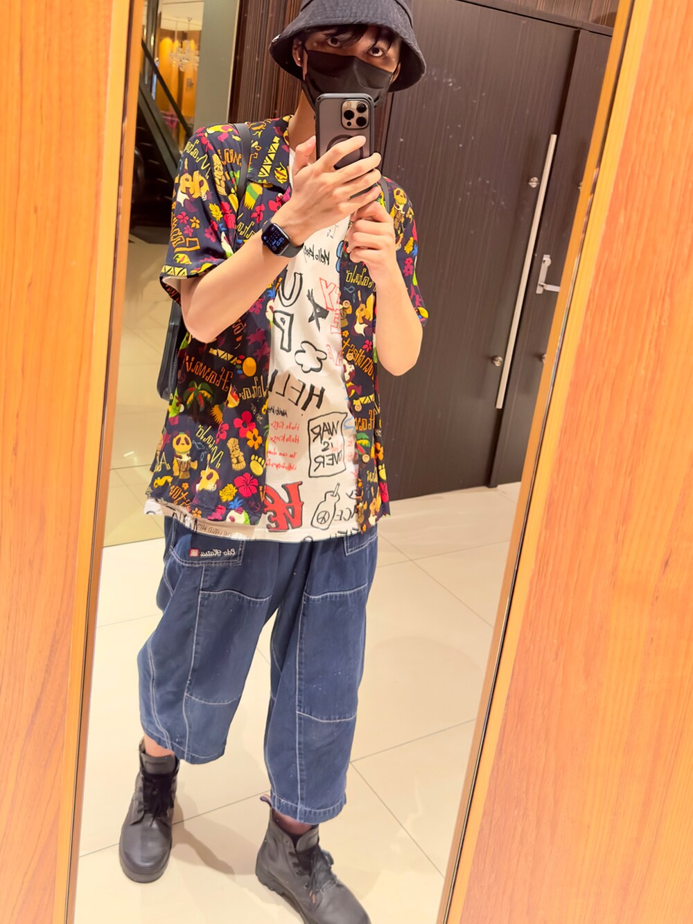 ブラック系のブーツ、ブルー系のパンツ、ホワイト系のTシャツ/カットソーを着用したメンズの春コーディネートの2枚目の写真