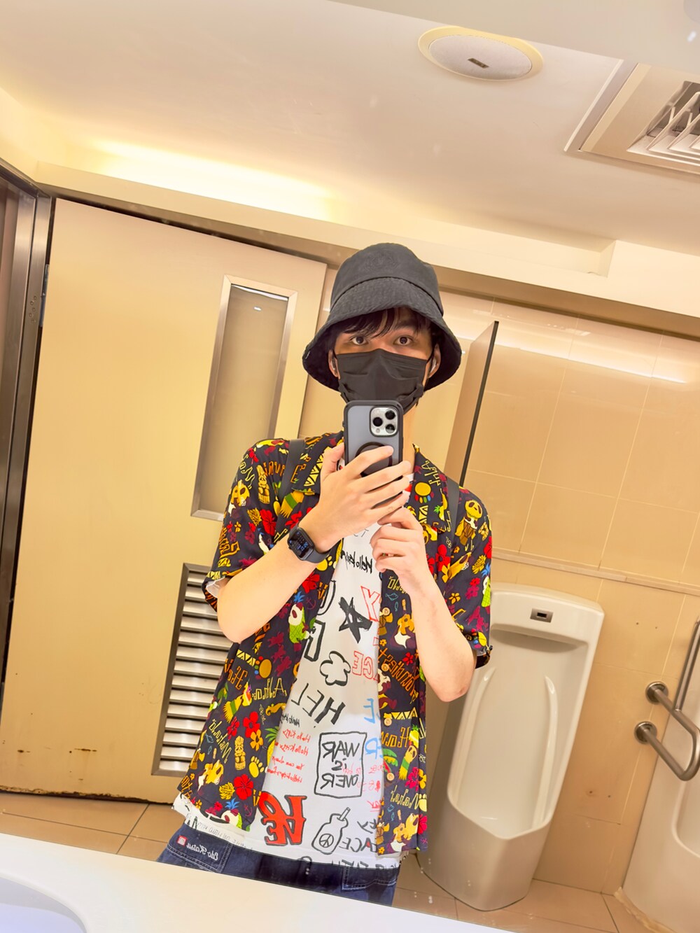 ブラック系のブーツ、ブルー系のパンツ、ホワイト系のTシャツ/カットソーを着用したメンズの春コーディネートの3枚目の写真