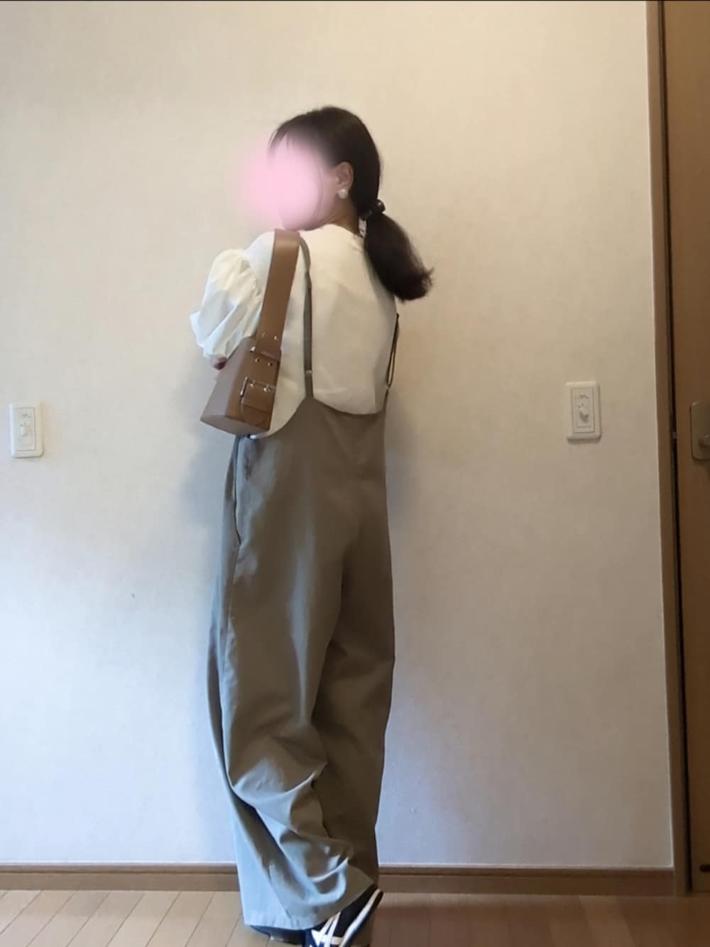 「URBAN RESEARCHのアイテム（Tシャツ/カットソー、ホワイト系）」を使った、ayanoi0803さん（レディース・156cm）の春コーディネートの3枚目の写真