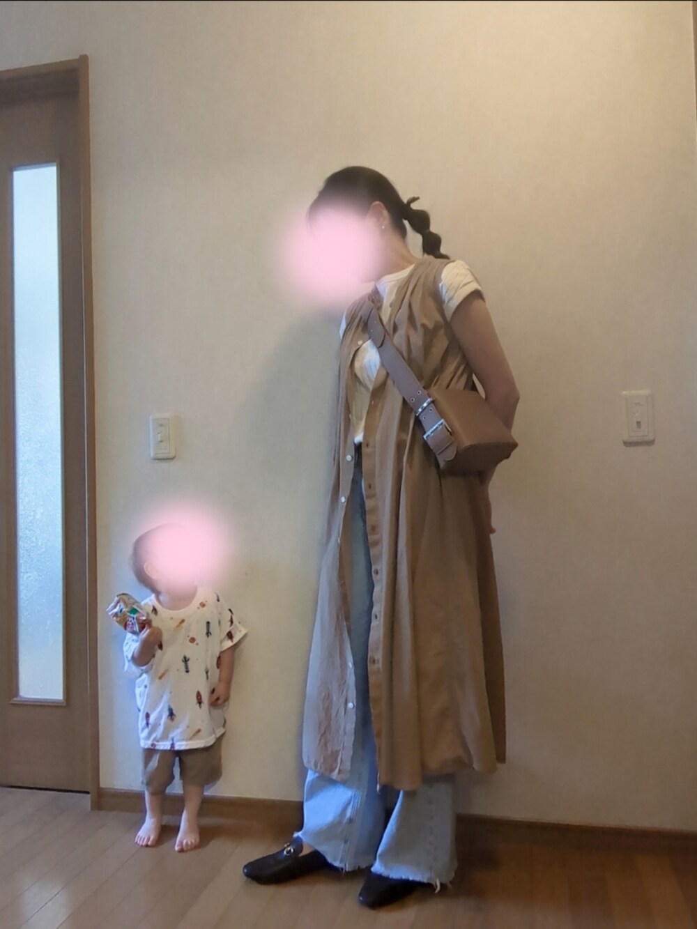 ブラウン系のワンピース、ブラウン系のショルダーバッグ、ホワイト系のTシャツ/カットソーを着用したレディースの春コーディネートの3枚目の写真