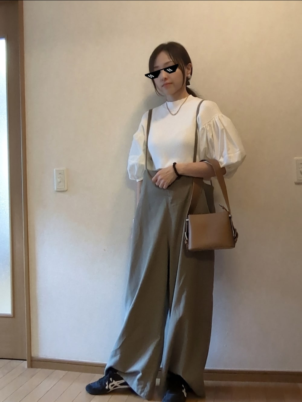 「URBAN RESEARCHのアイテム（Tシャツ/カットソー、ホワイト系）」を使った、ayanoi0803さん（レディース・156cm）の春コーディネートの2枚目の写真