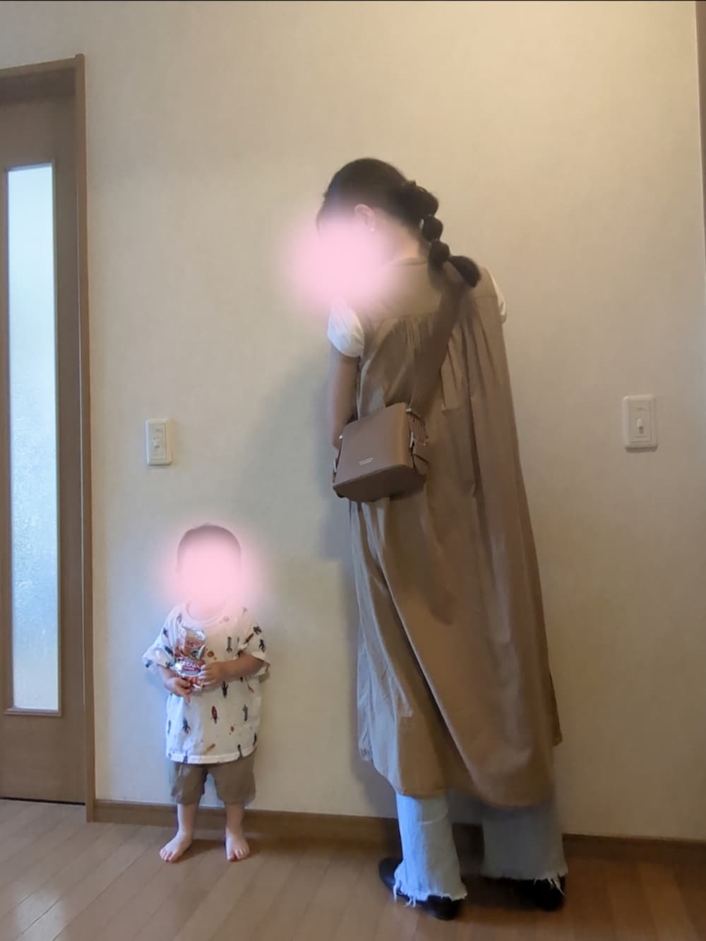 ブラウン系のワンピース、ブラウン系のショルダーバッグ、ホワイト系のTシャツ/カットソーを着用したレディースの春コーディネートの2枚目の写真