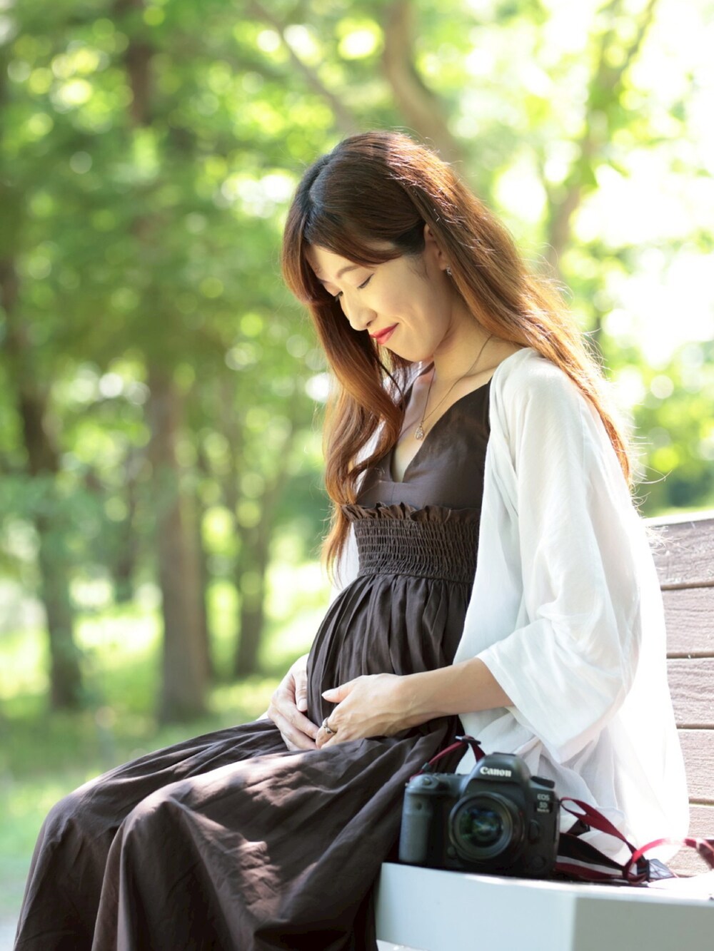 ブラック系のサンダル、ブラウン系のワンピース、ホワイト系のシャツ/ブラウスを着用したレディースの夏コーディネートの3枚目の写真