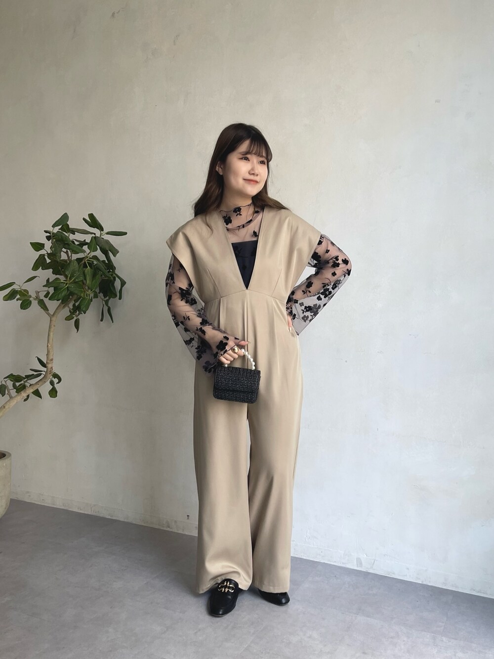 ブラック系のローファー、ベージュ系のつなぎ/オールインワン、ブラウン系のTシャツ/カットソーを着用したレディースの春コーディネートの2枚目の写真