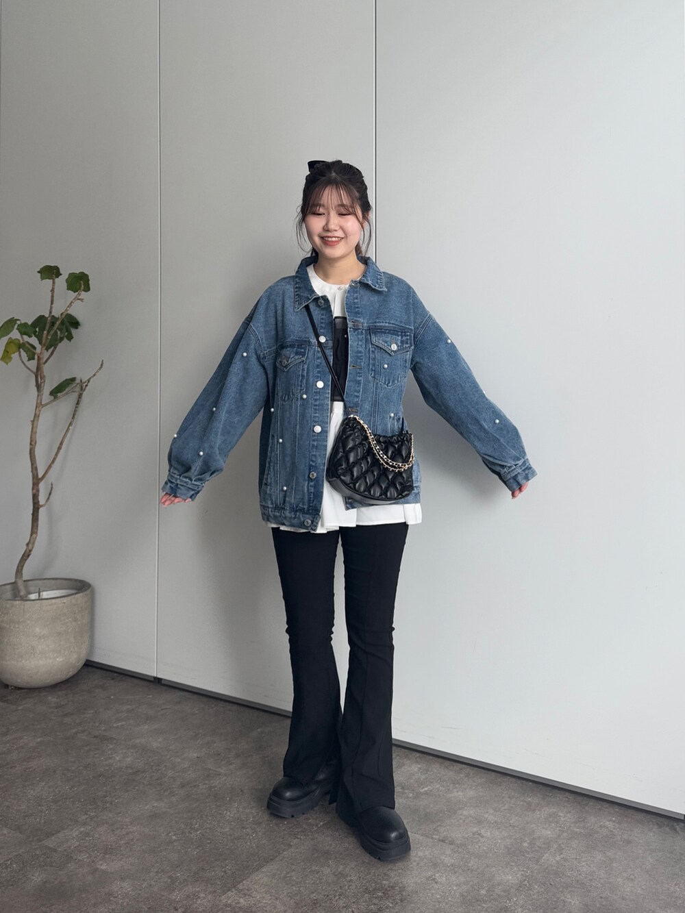 ブラック系のショルダーバッグ、ブラック系のその他パンツ、ホワイト系のシャツ/ブラウスを着用したレディースの冬コーディネートの2枚目の写真